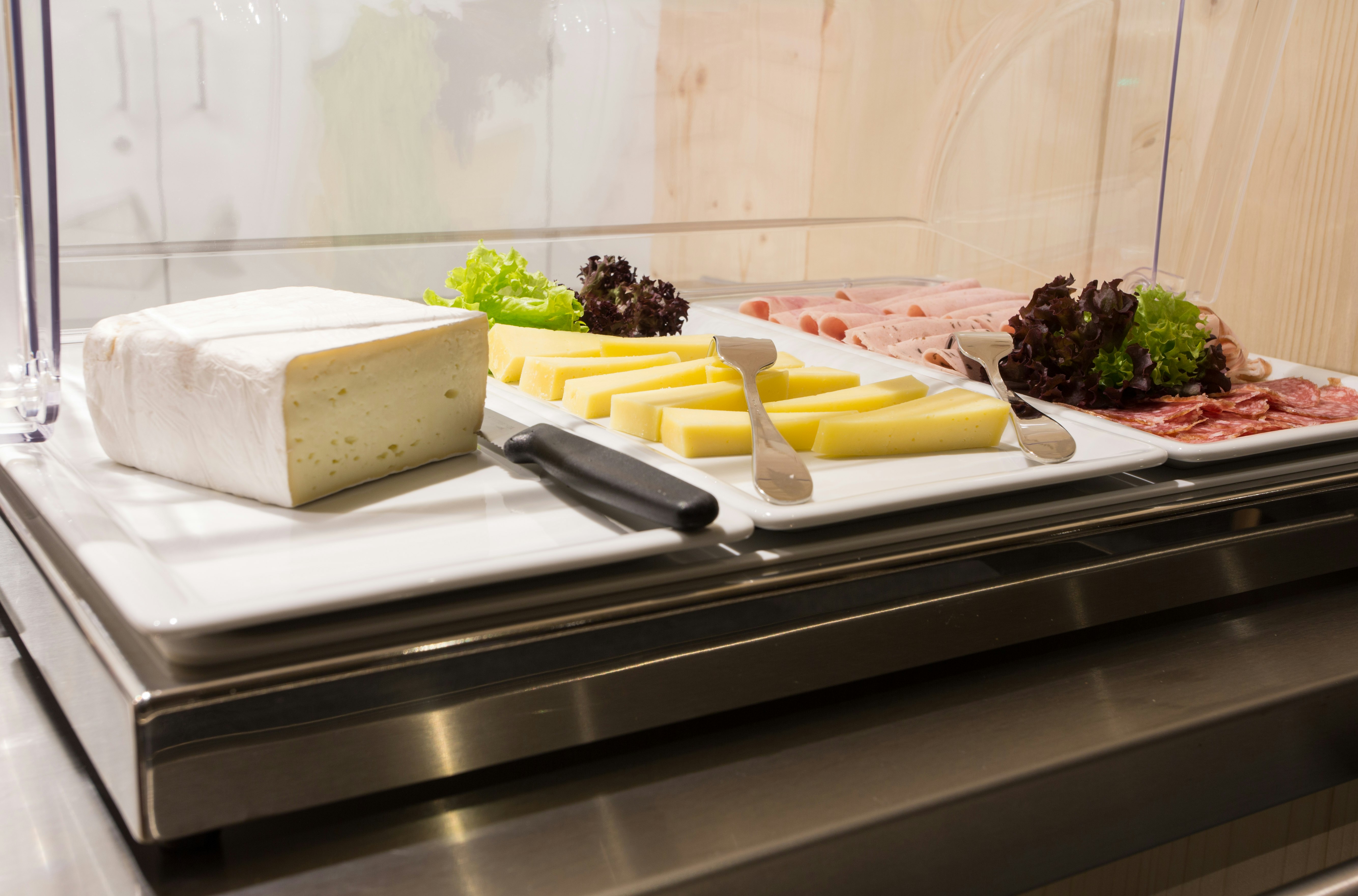Käse- und Fleischplatte auf Metalltheke