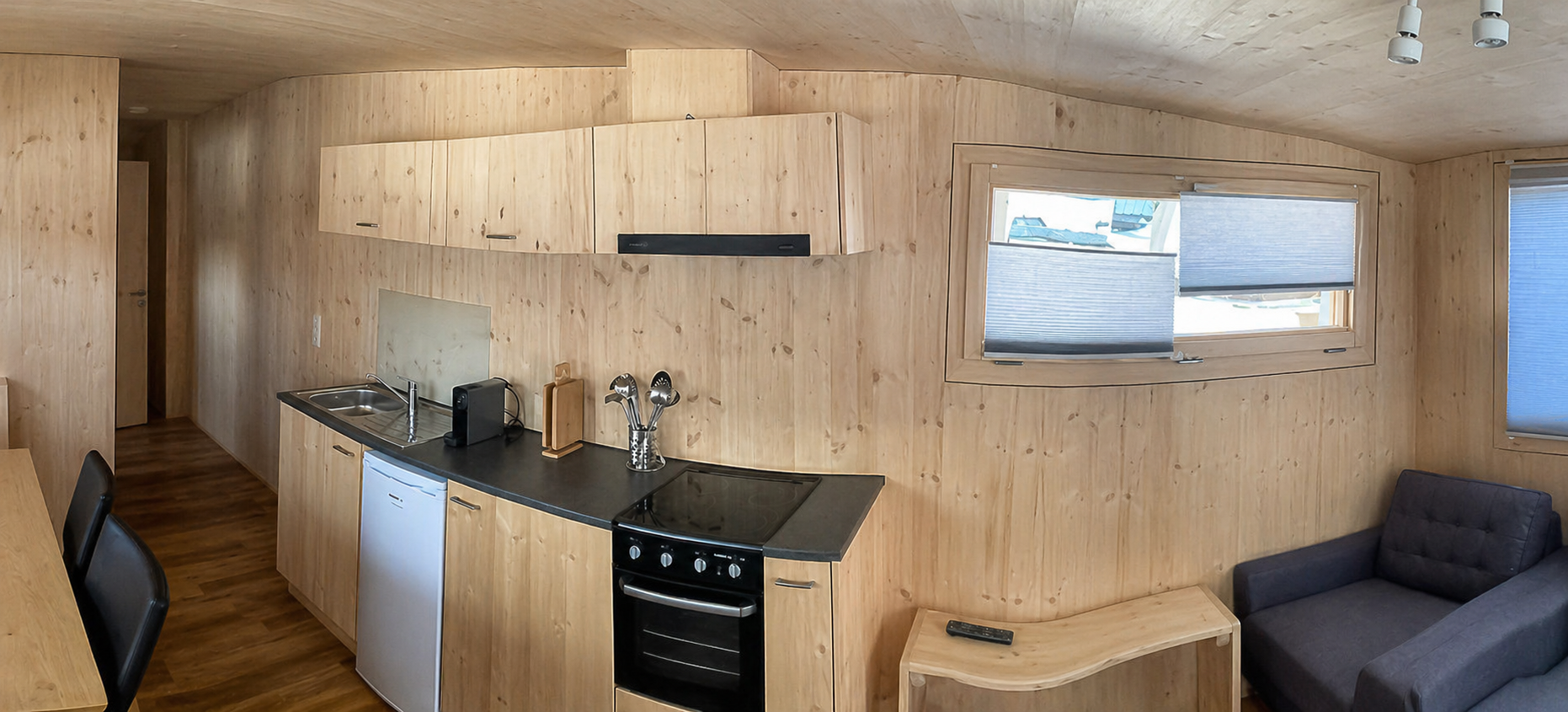 Helle Küche mit Holzverkleidung und Küchenzeile