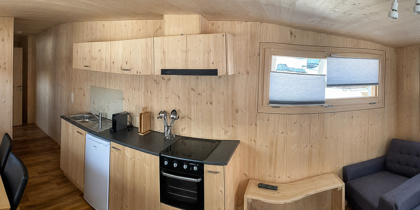 Chalet Innenansicht Helle Küche mit Holzverkleidung und Küchenzeile