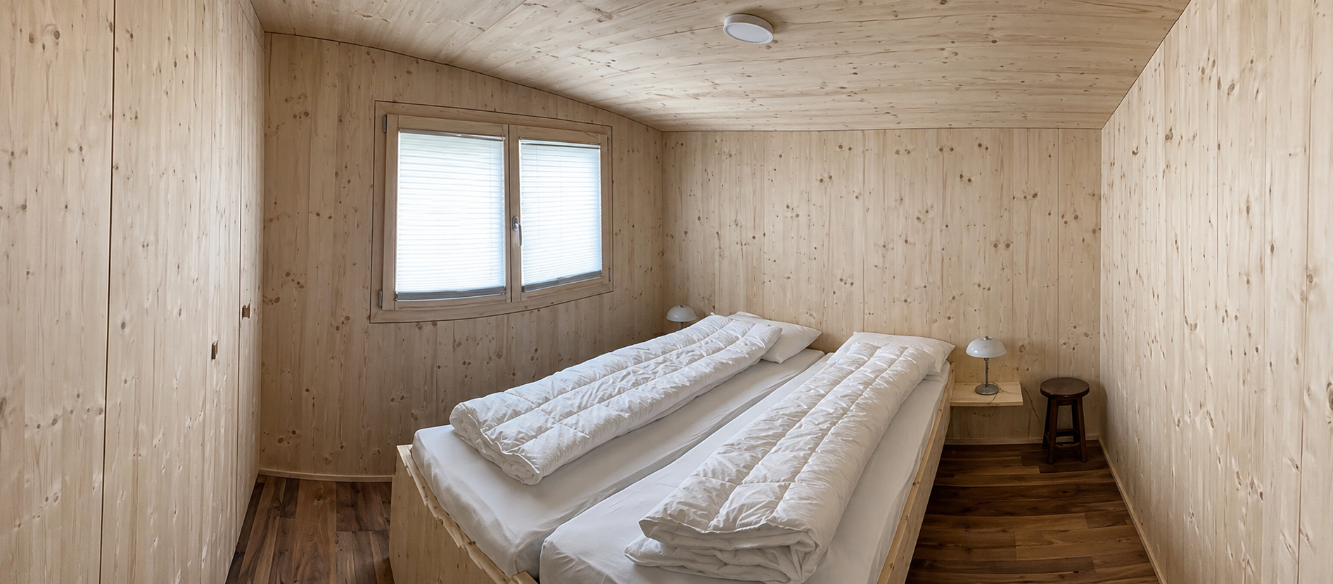 Gemütliches Zimmer mit Bett direkt am Fenster