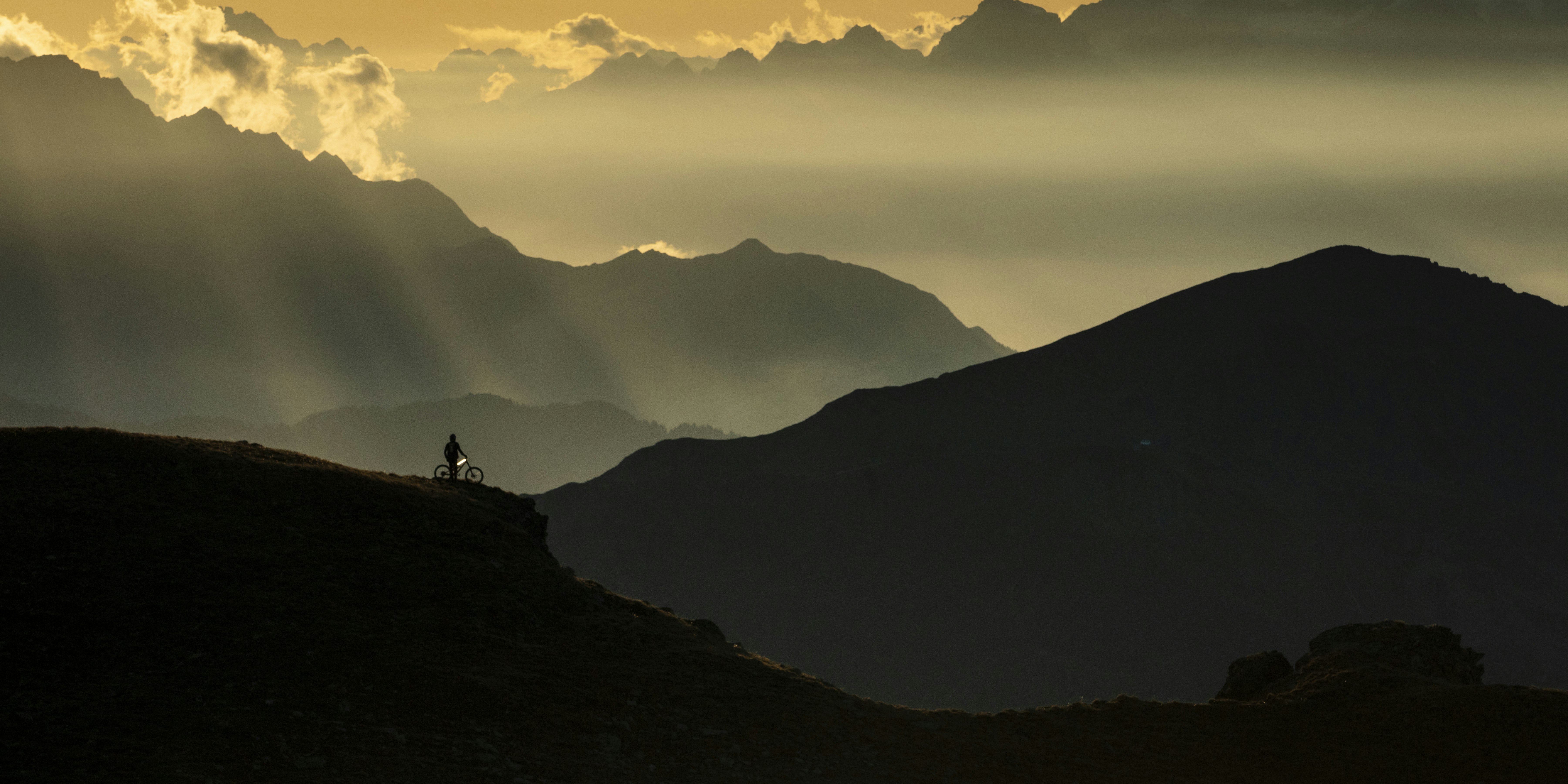 Bergsilhouette in der Dämmerung Dunkle Bergsilhouette vor farbigem Abendhimmel