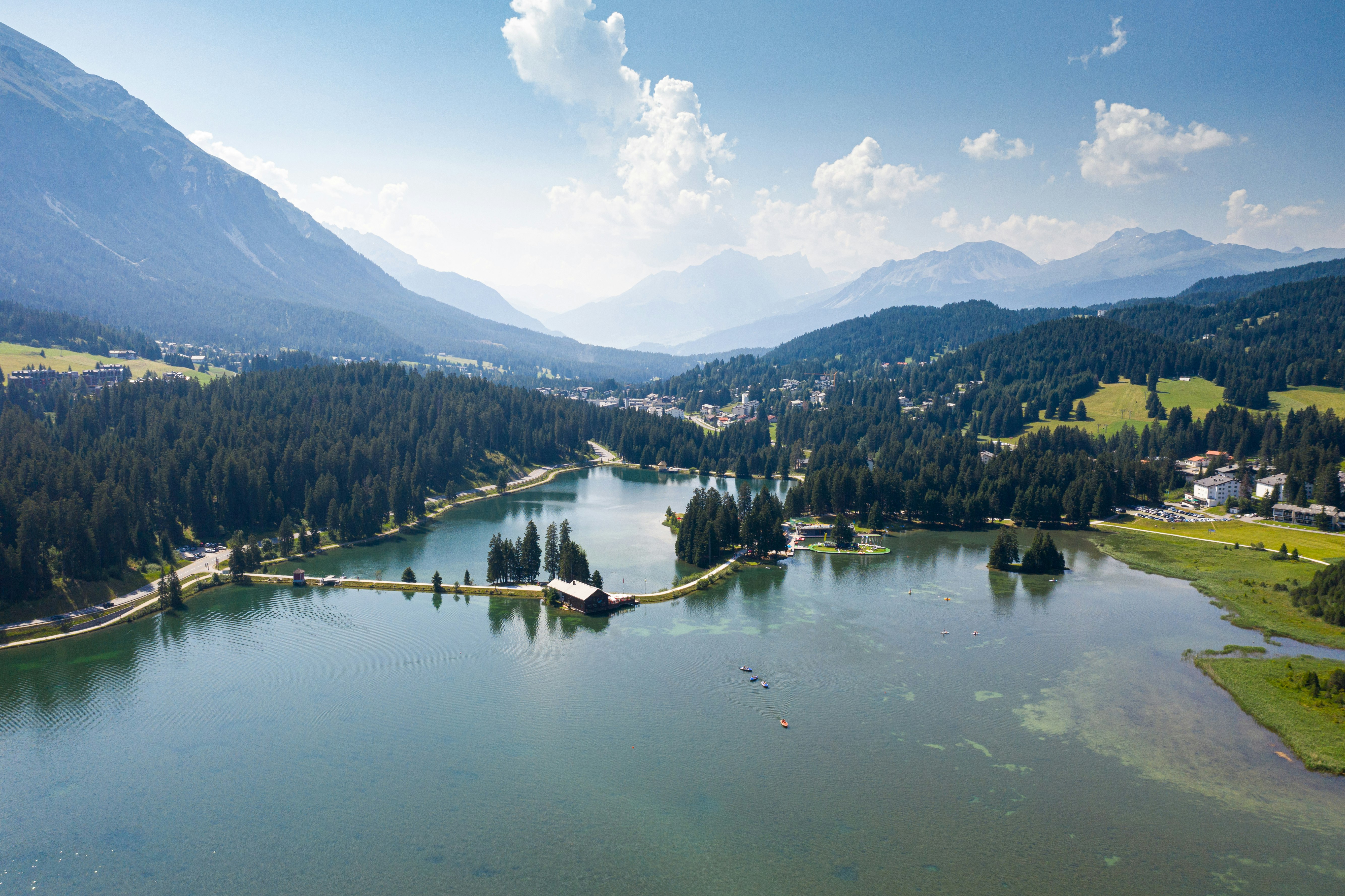 See mit Spiegelung der umliegenden Berge und Wälder