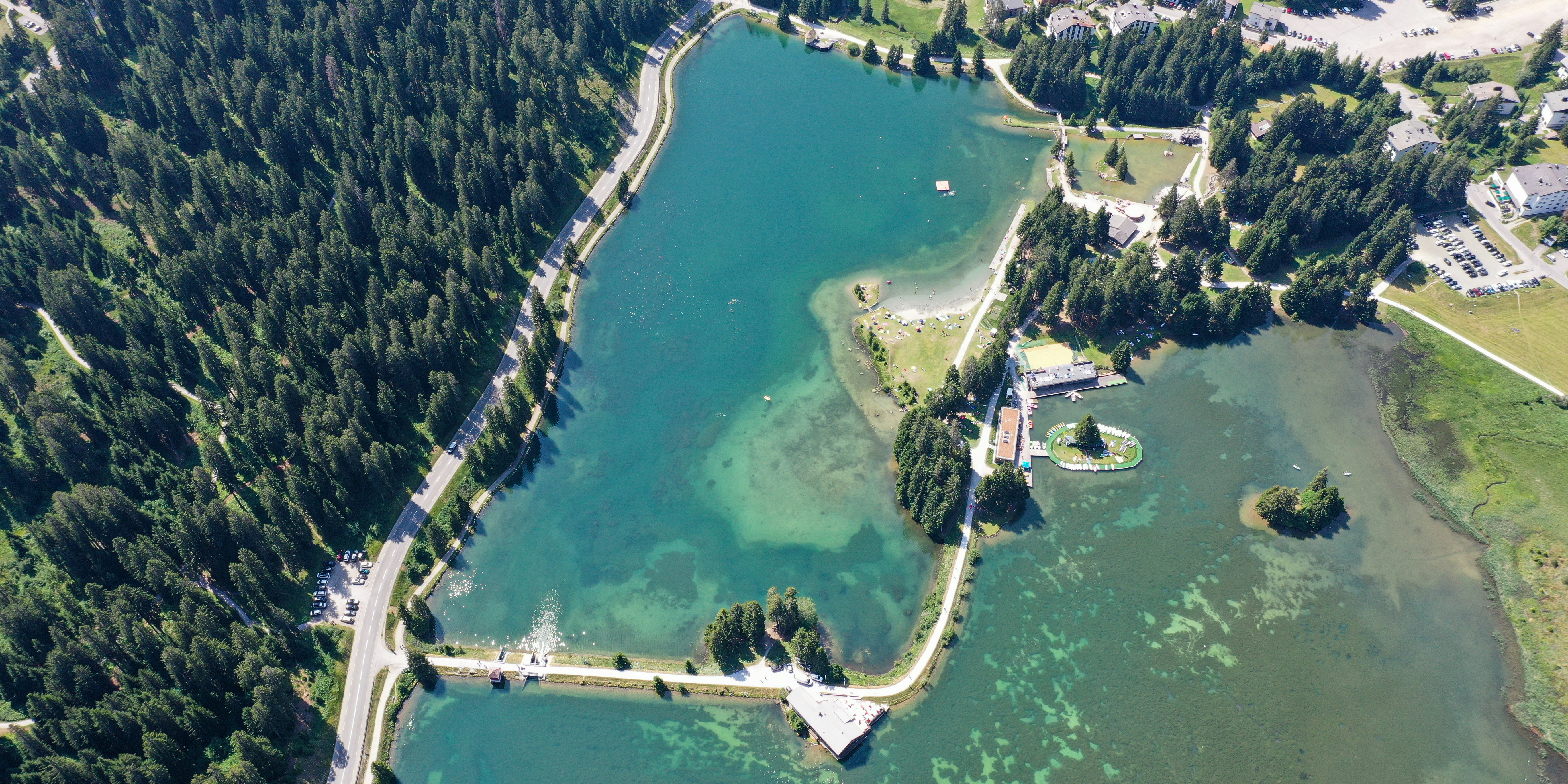 Heidsee Lenzerheide Luftaufnahme eines türkisfarbenen Sees in den Bergen