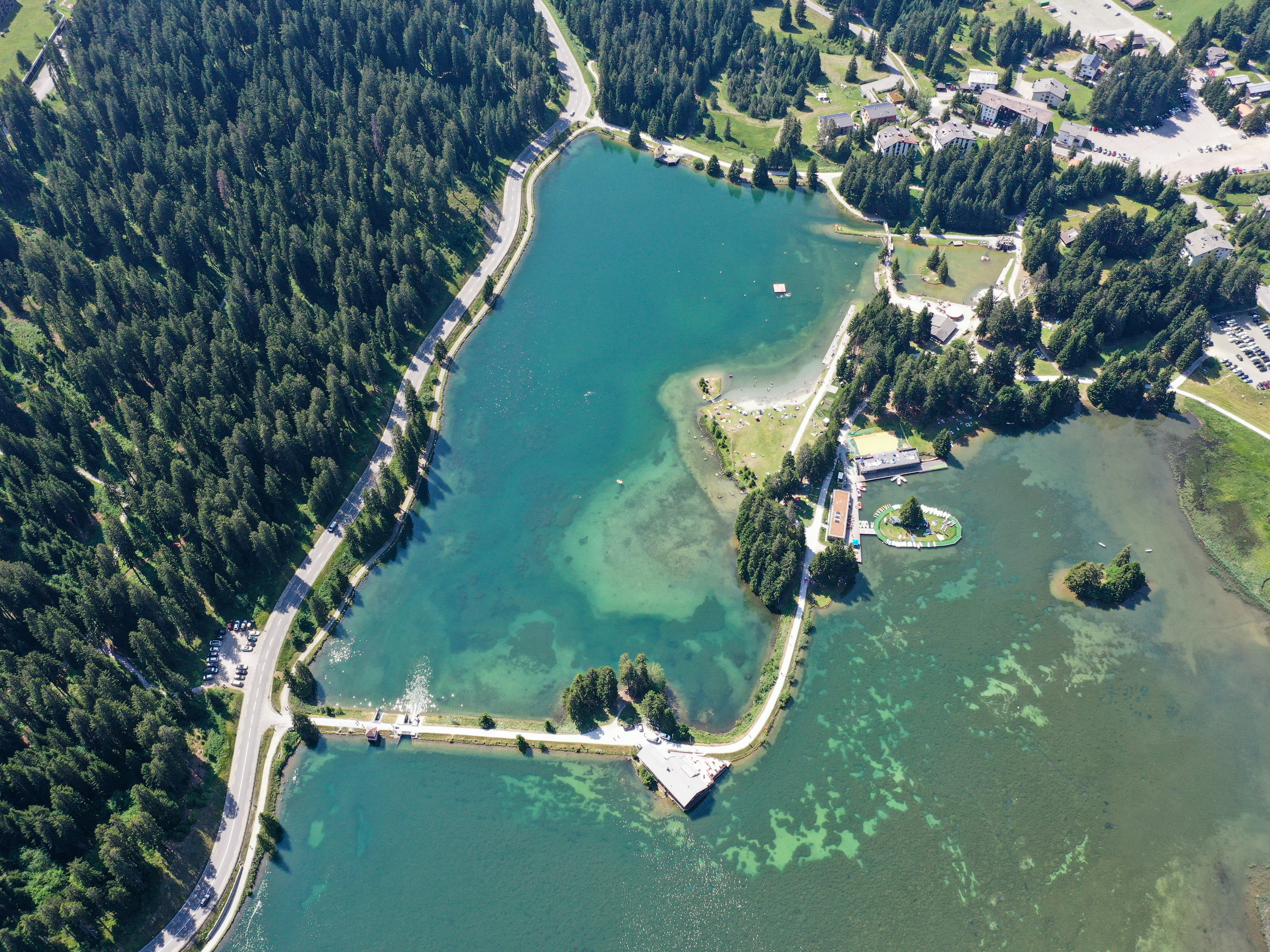 Heidsee Lenzerheide Luftaufnahme eines türkisfarbenen Sees in den Bergen