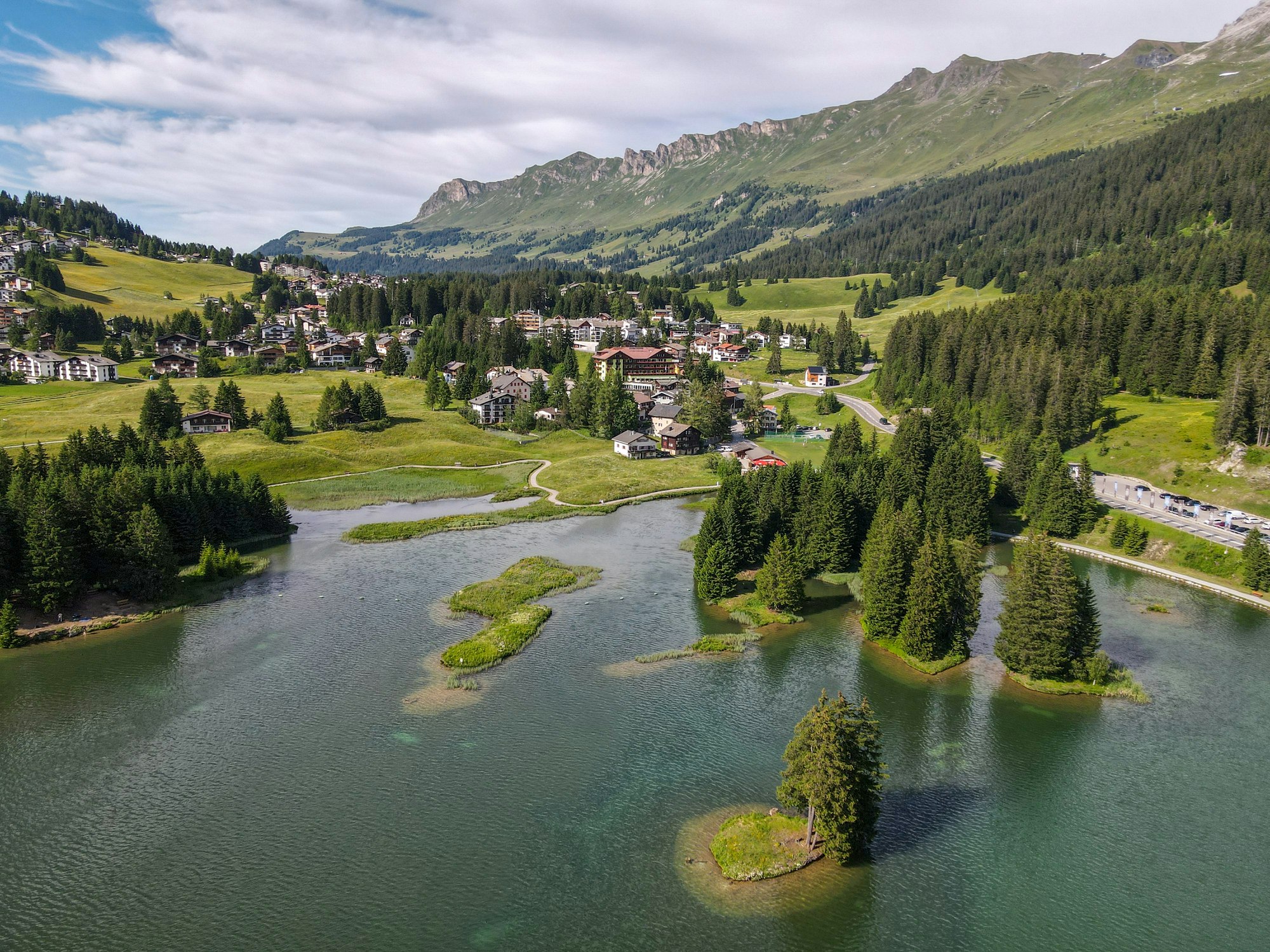 See und Tal mit Bergkulisse