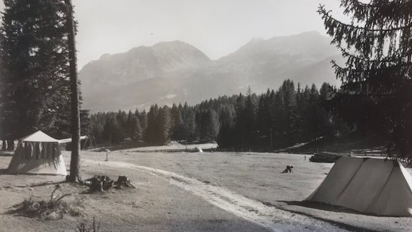 Anfahrt zum Campingplatz früher Historische Schwarzweiss-Aufnahme der Zufahrtsstrasse mit Bergpanorama