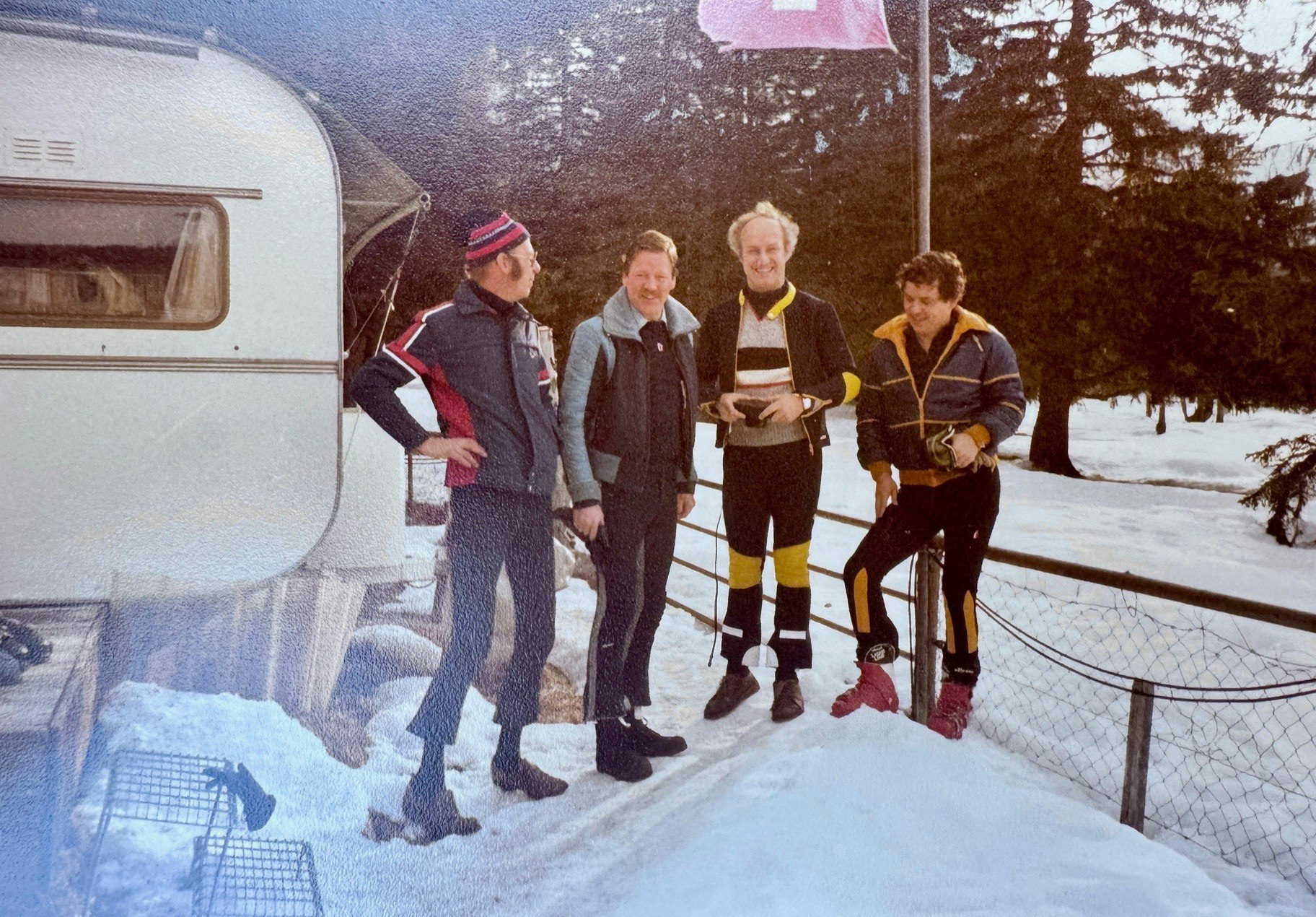 Vintage-Foto einer Gruppe mit Skiern im Schnee auf dem Campingplatz