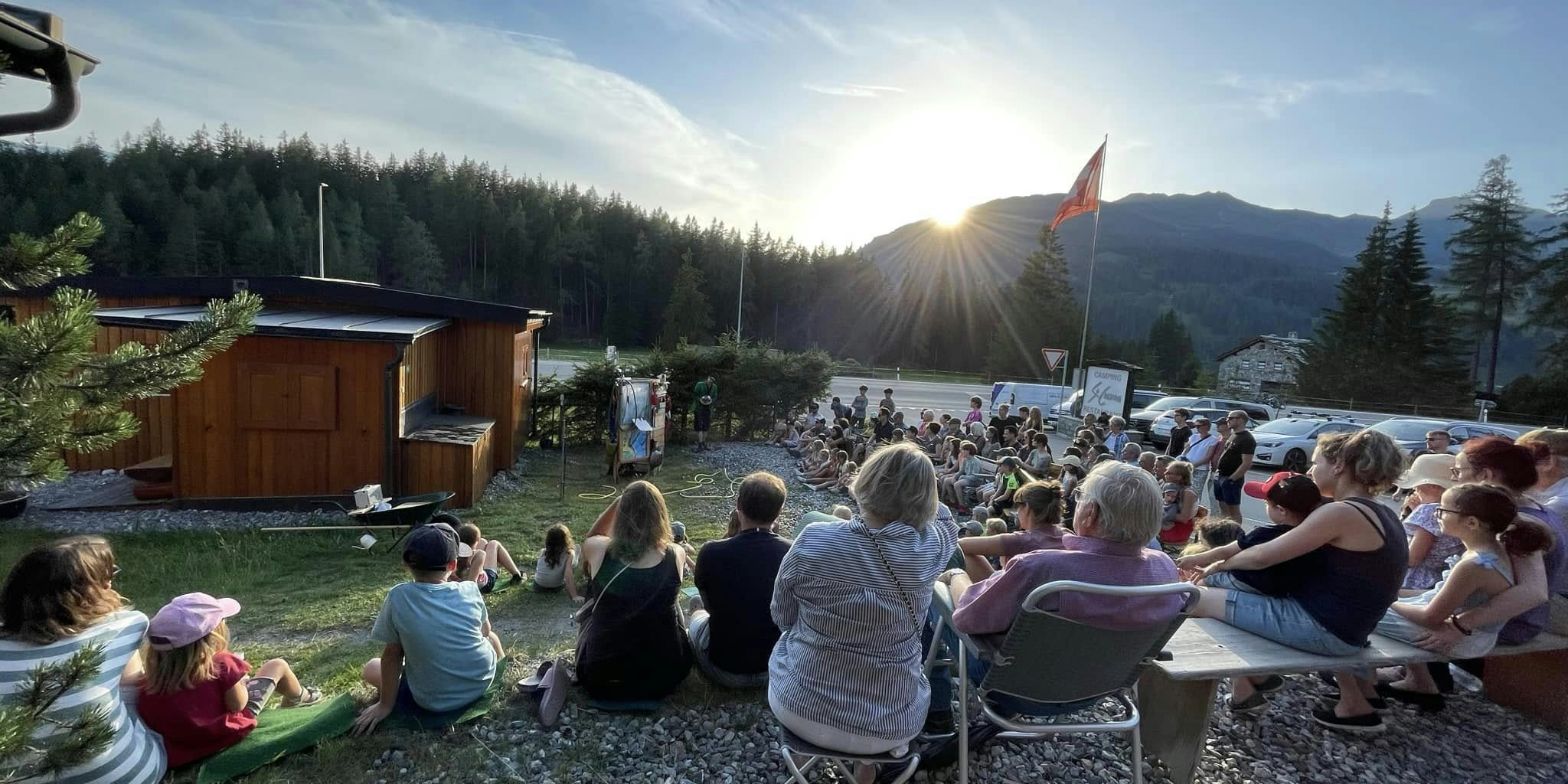 Event auf dem Camping St. Cassian Gäste geniessen eine Veranstaltung auf dem Campingplatz bei Sonnenuntergang