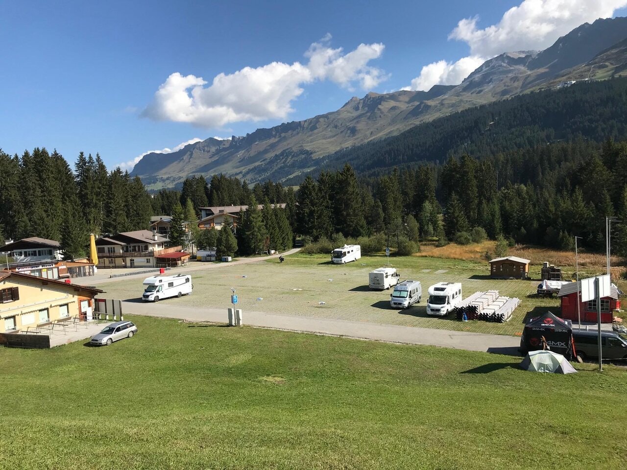 Stellplätze Lenzerheide Fadail Grosszügige Stellplätze für Wohnwagen auf grüner Wiese mit Bergblick