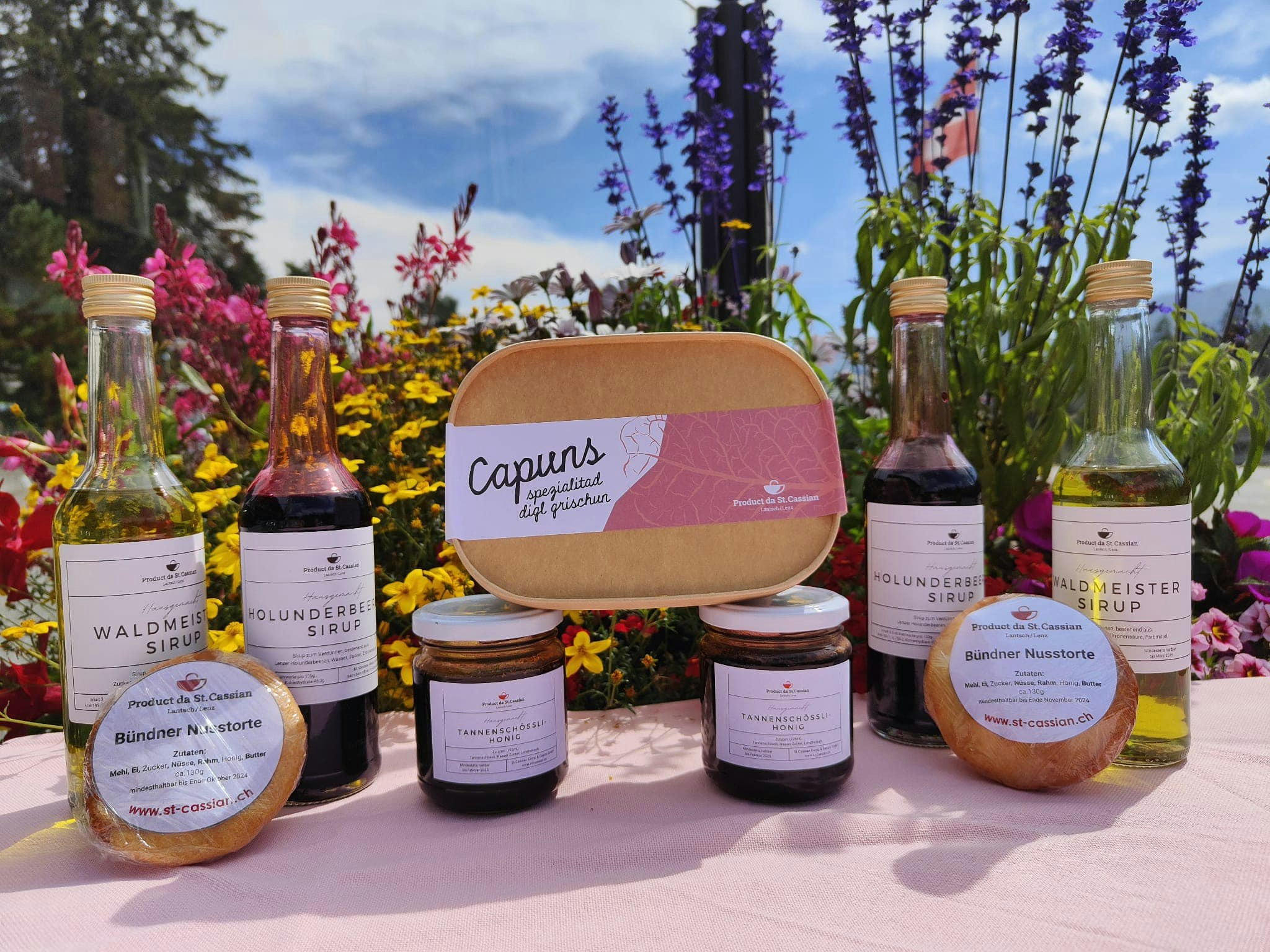 Product da St. Cassian Verschiedene Artikel und Souvenirs auf einem Verkaufstisch