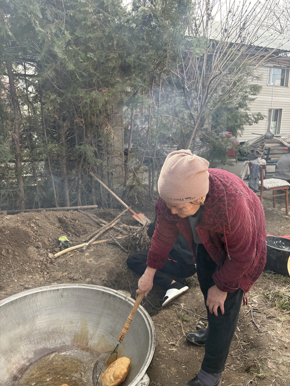 Выпечка хлеба в казане на очаге