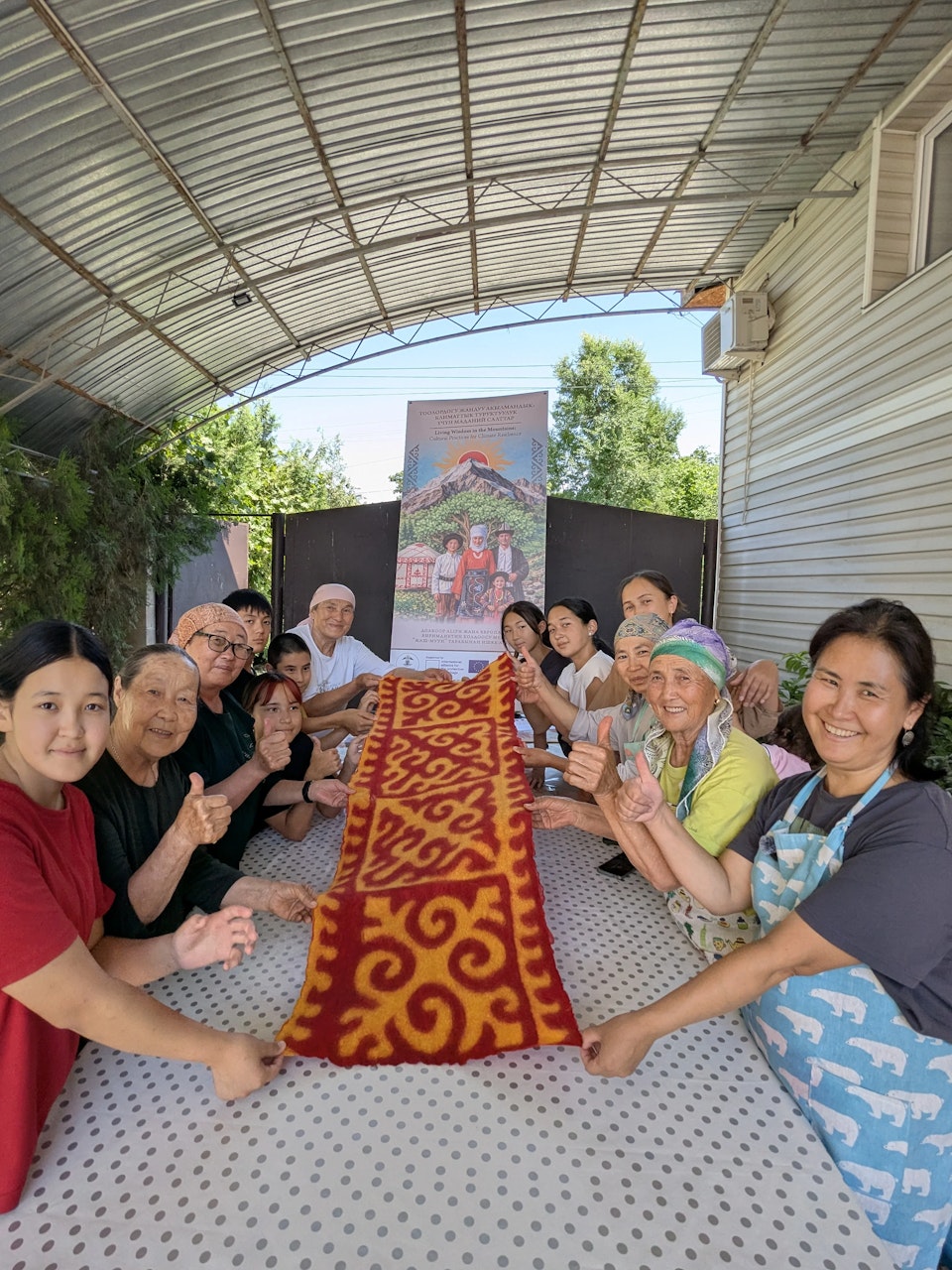 Les participantes de l'atelier avec le chemin de feutre terminé au motif rouge-ocre, Toktogoul