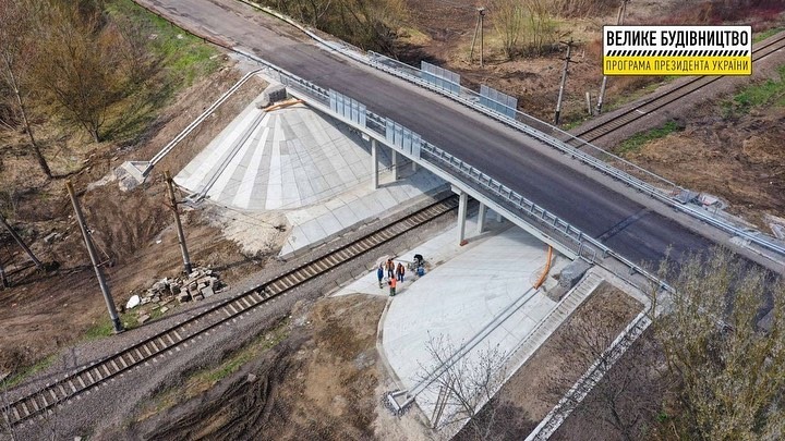 Поточний середній ремонт шляхопроводу на км 40+612 автодороги М-04 Знам'янка-Луганськ-Ізварине