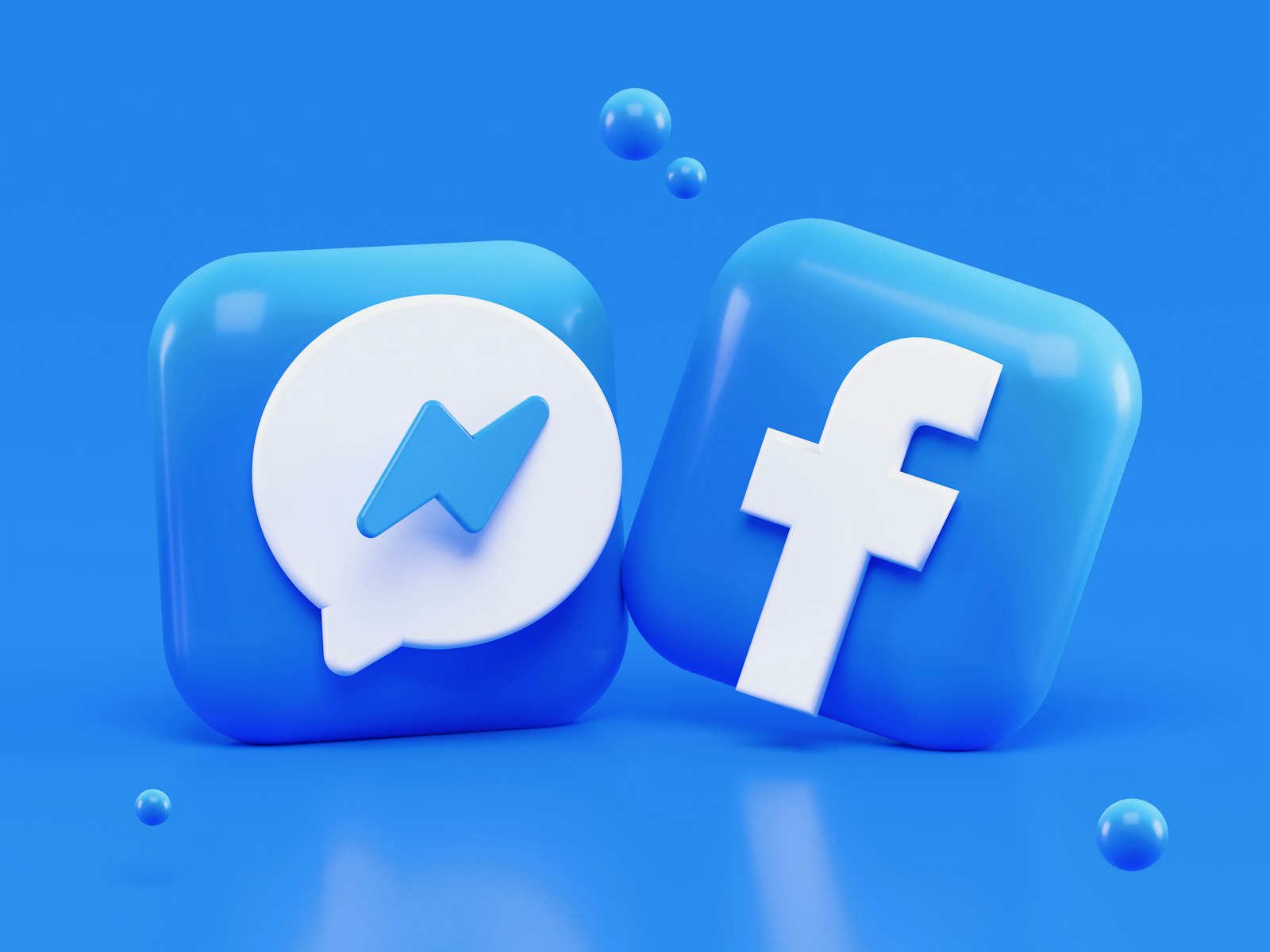 Illustration of 3D social media icons, including Facebook and a messaging symbol, representing social sharing, backlinks, and online visibility.