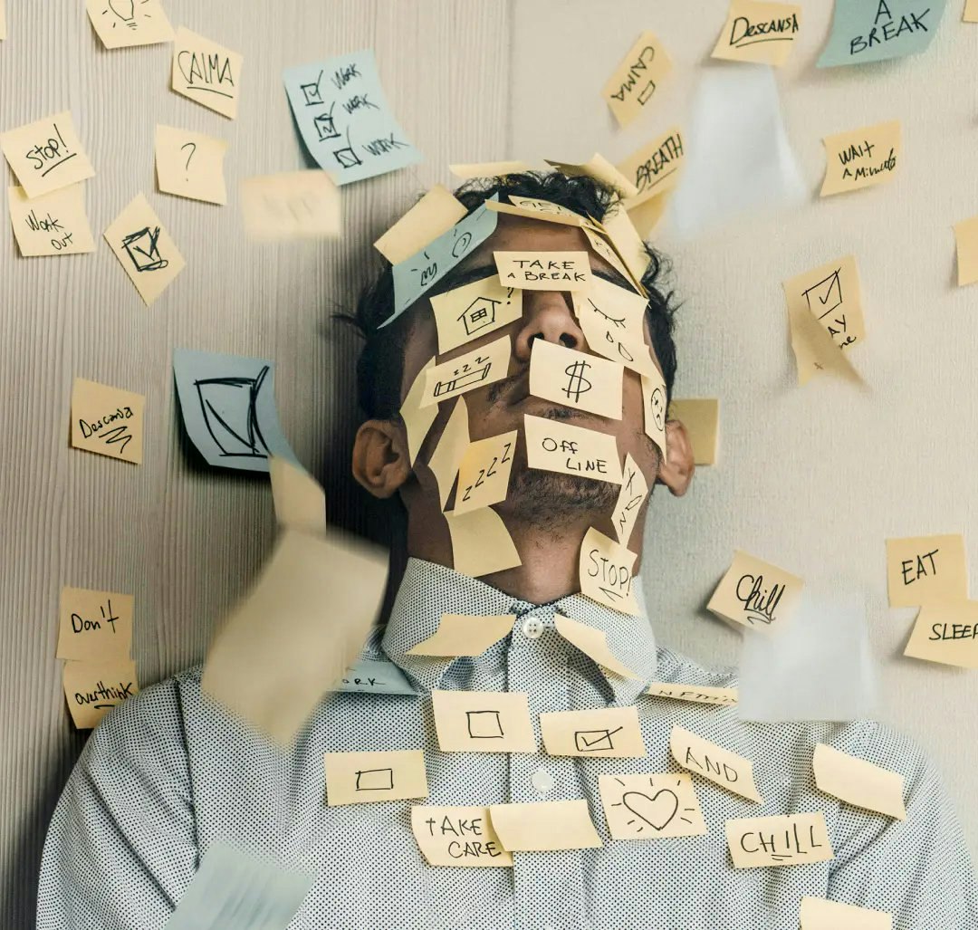 Graphic featuring a man with sticky notes covering him, symbolizing customer information management, organization, and CRM processes.