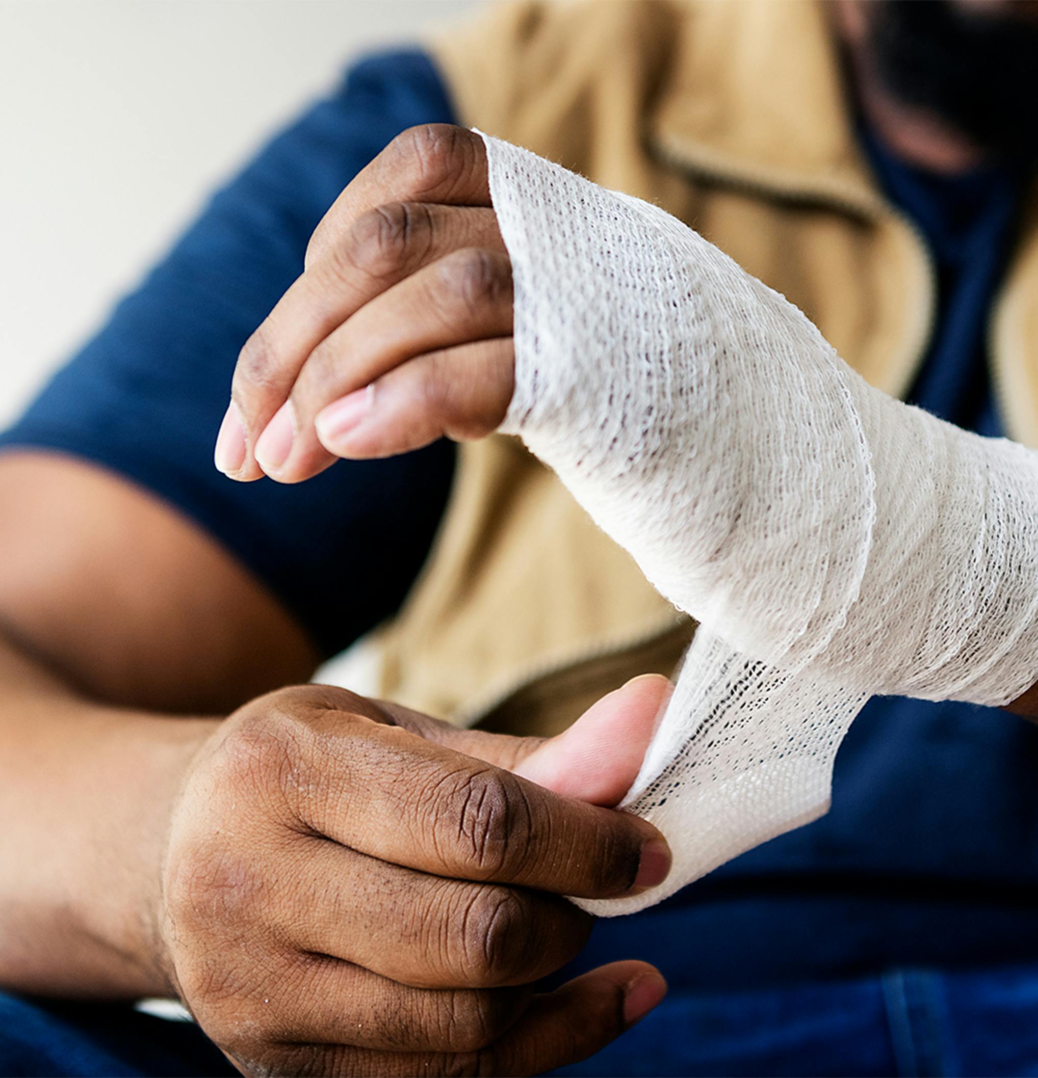 A man wrapping his hand
