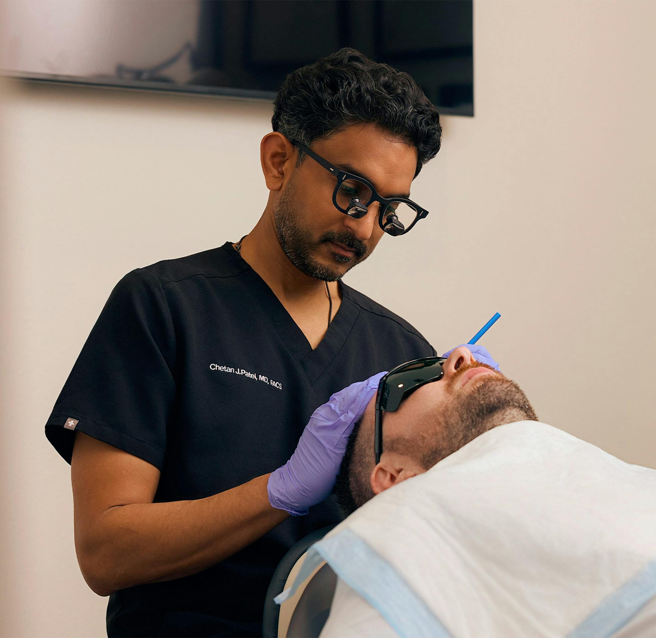 Dr. Patel performing a FUE procedure