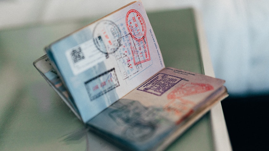 What’s the Difference Between a Green Card and a Visa?