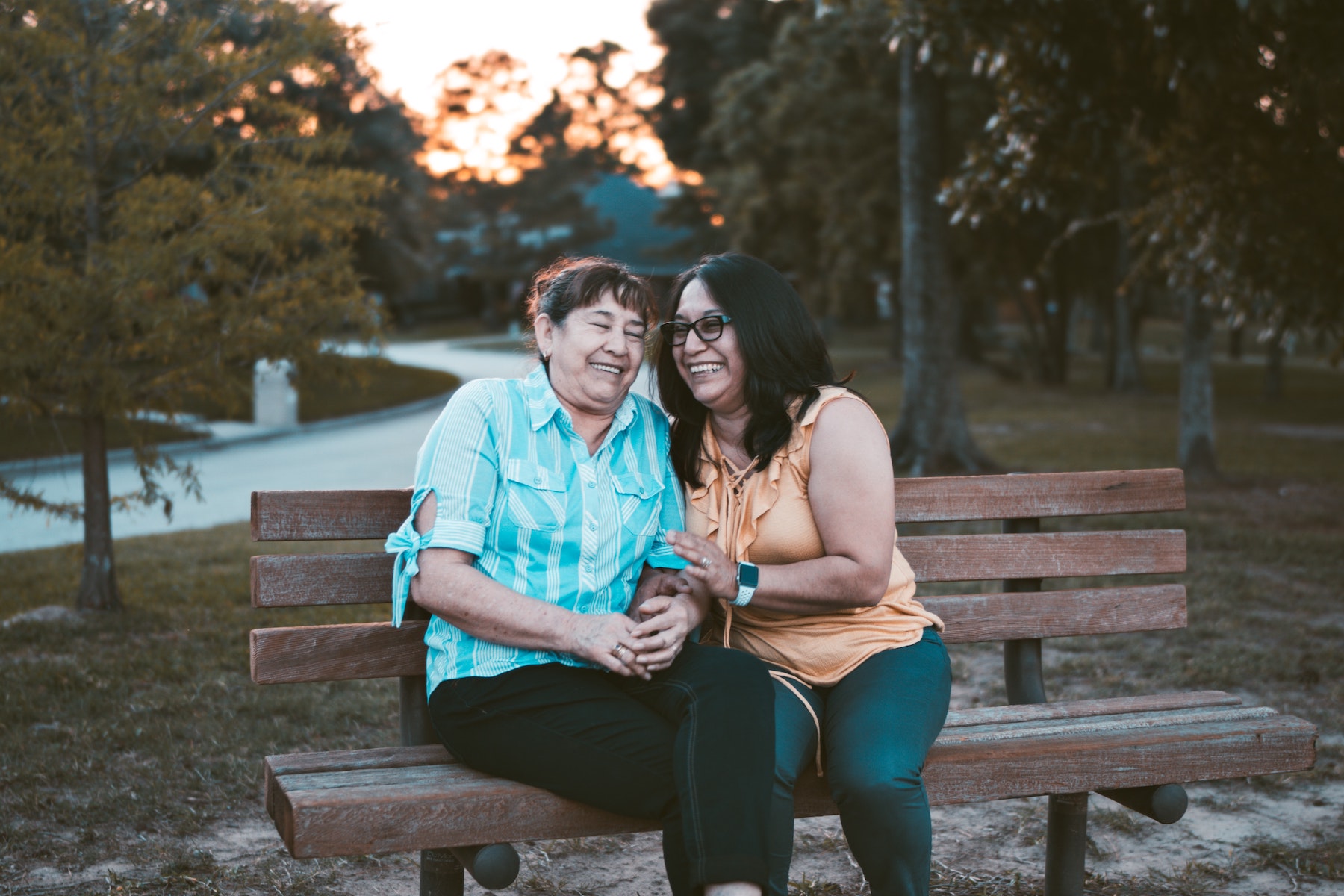 Dos mujeres sentadas en un banco