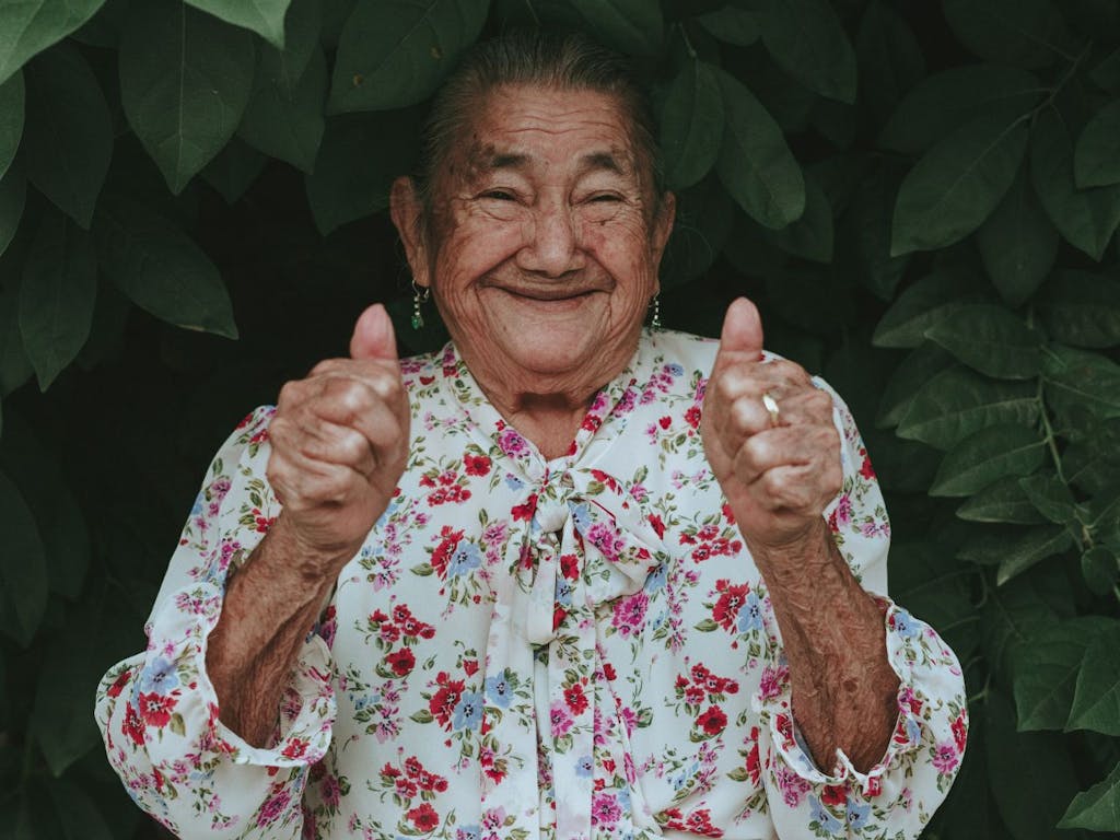 A Mexican woman giving a thumbs up.