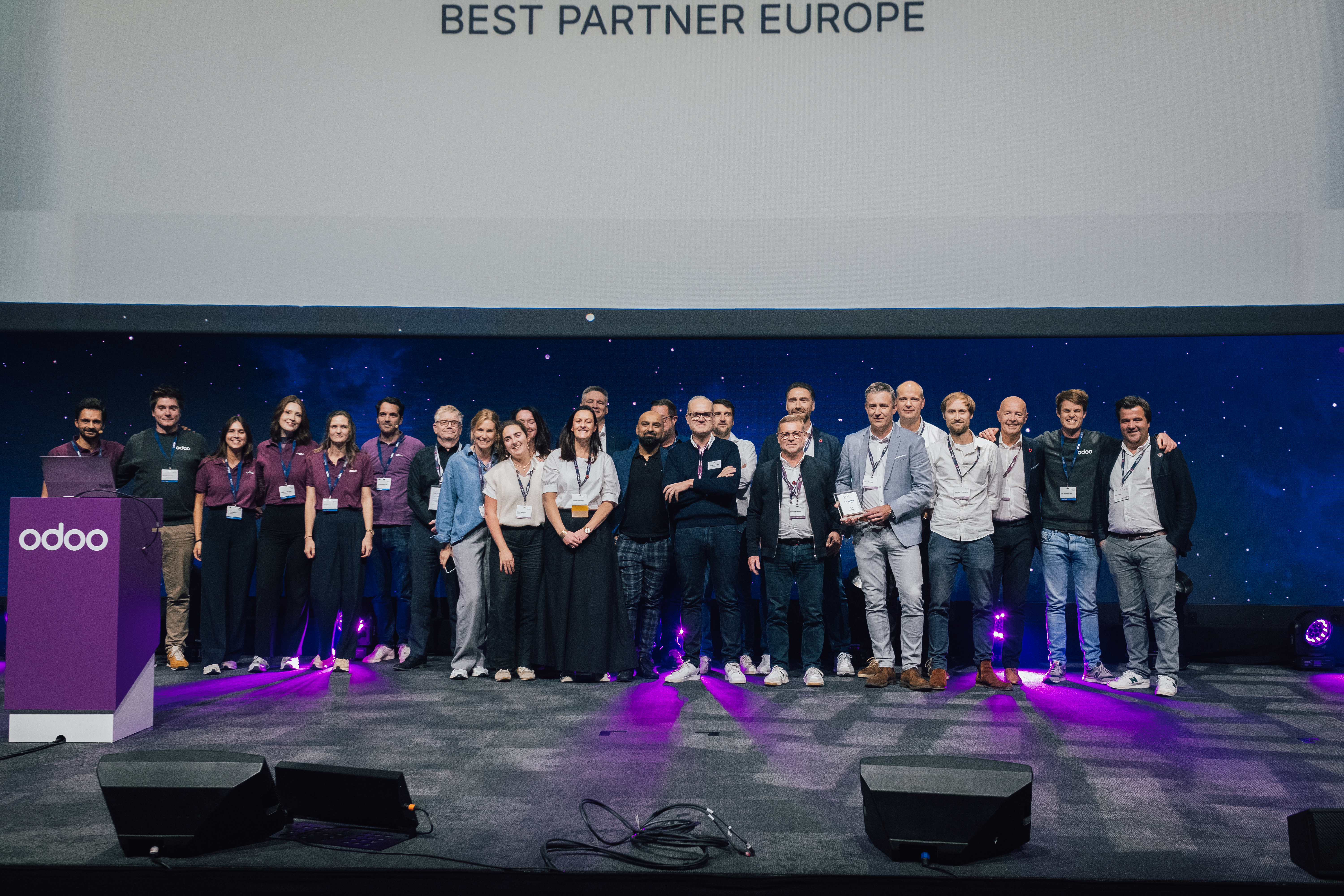 L'équipe de Dynapps sur scène, recevant le prix du meilleur partenaire européen