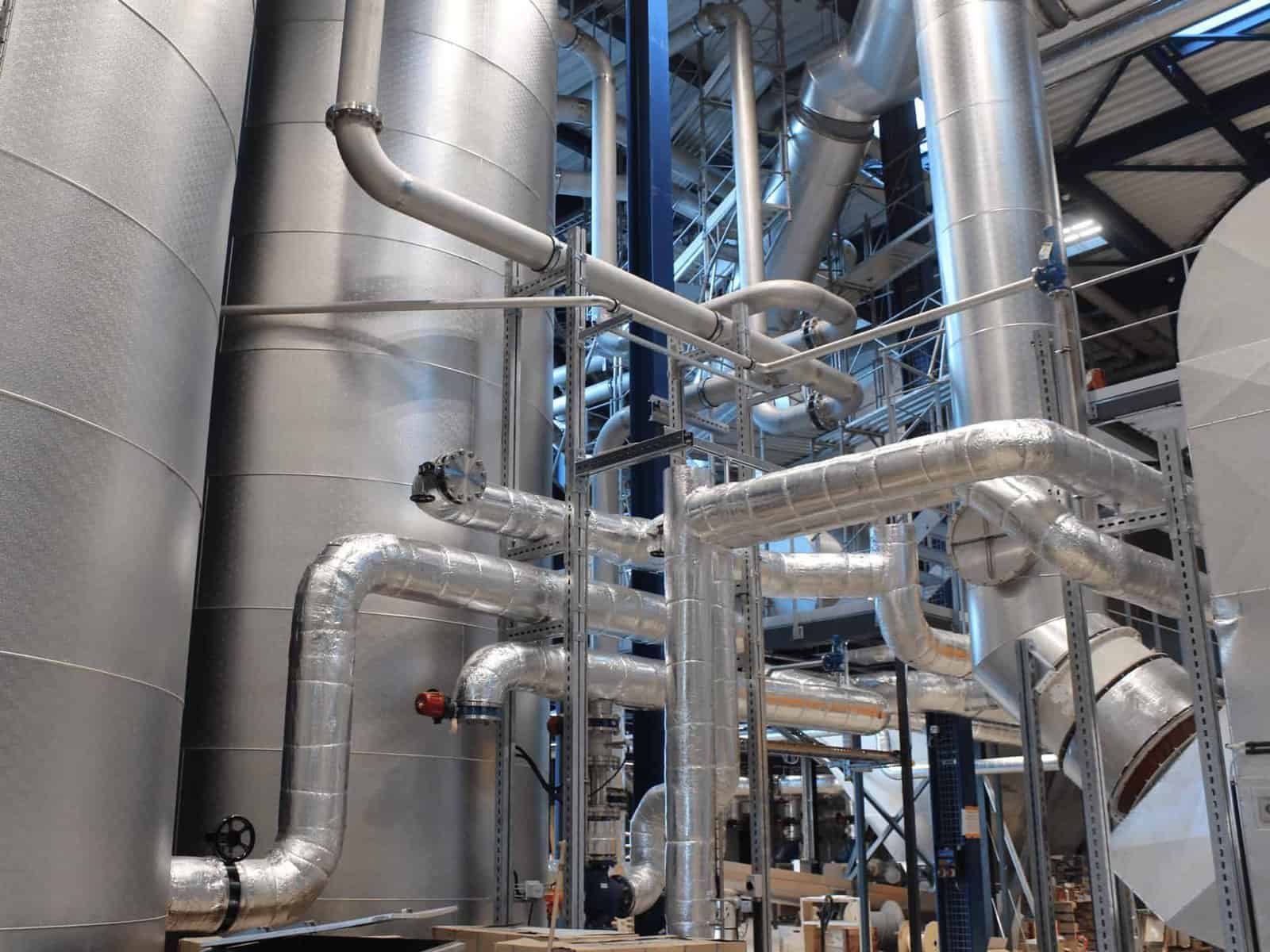 Conduites et réservoirs isolés dans une centrale énergétique