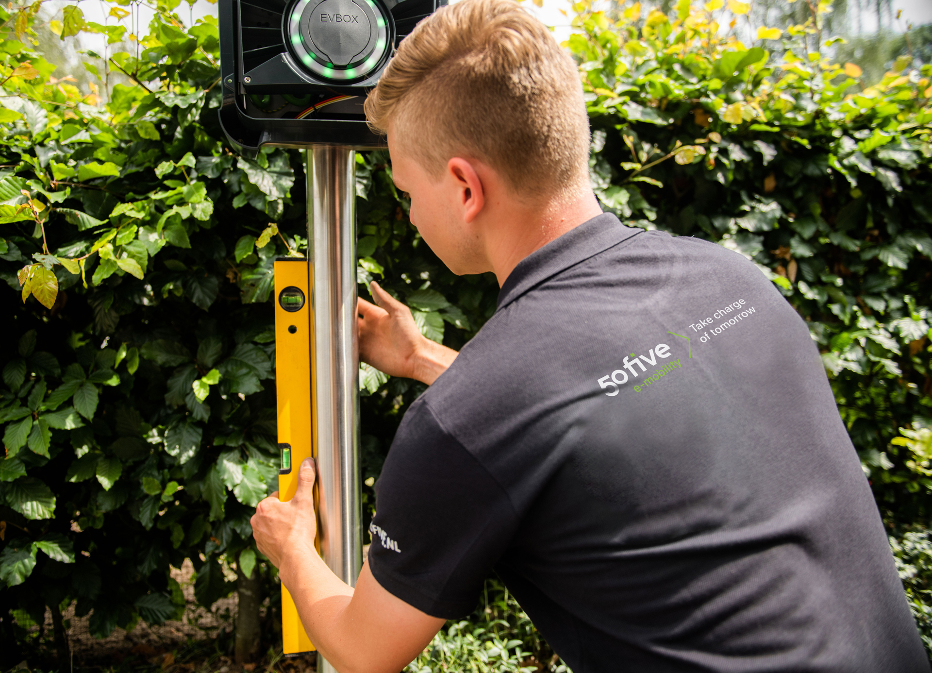Technicien en train d'installer une borne de recharge pour véhicules électriques