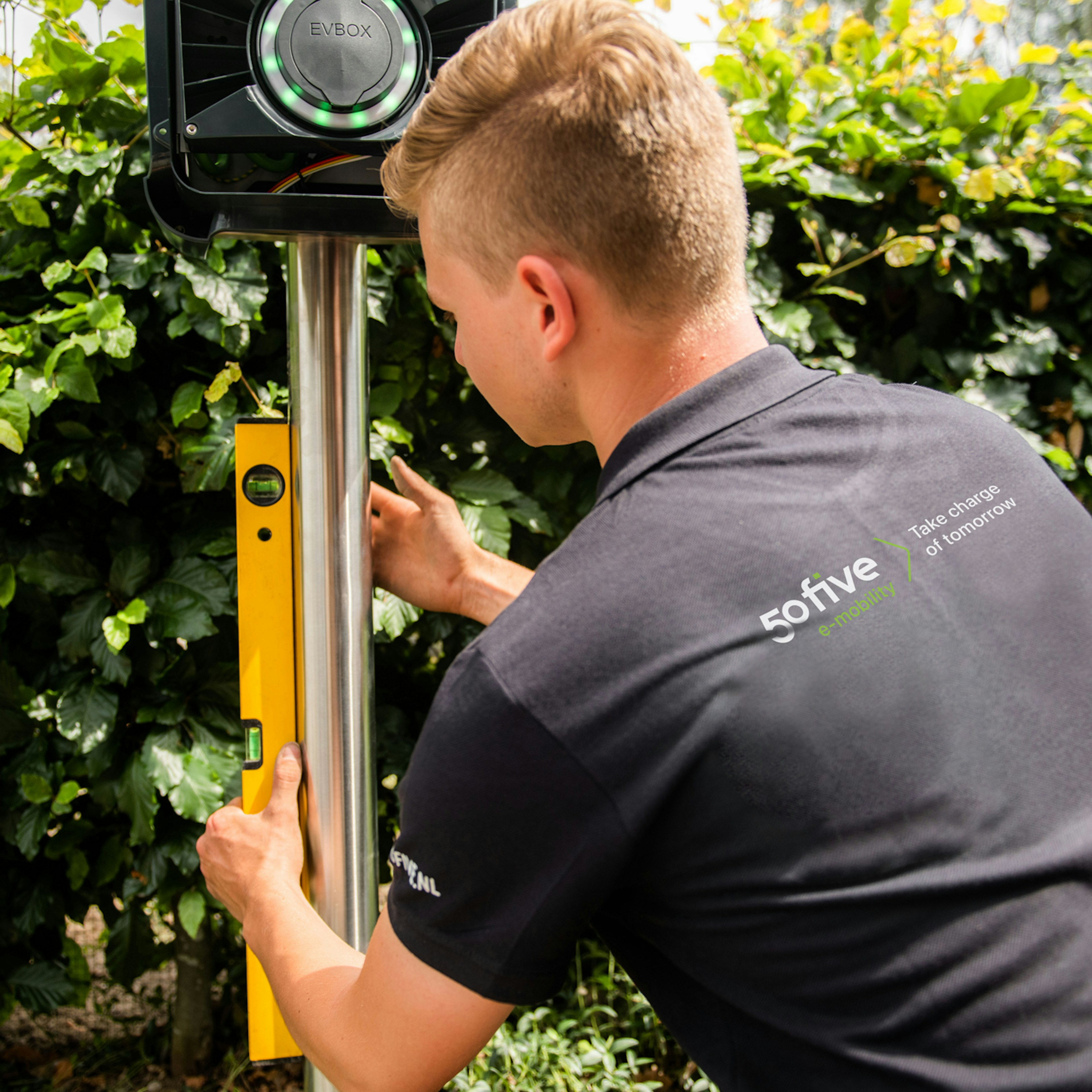 Technicien en train d'installer une borne de recharge pour véhicules électriques