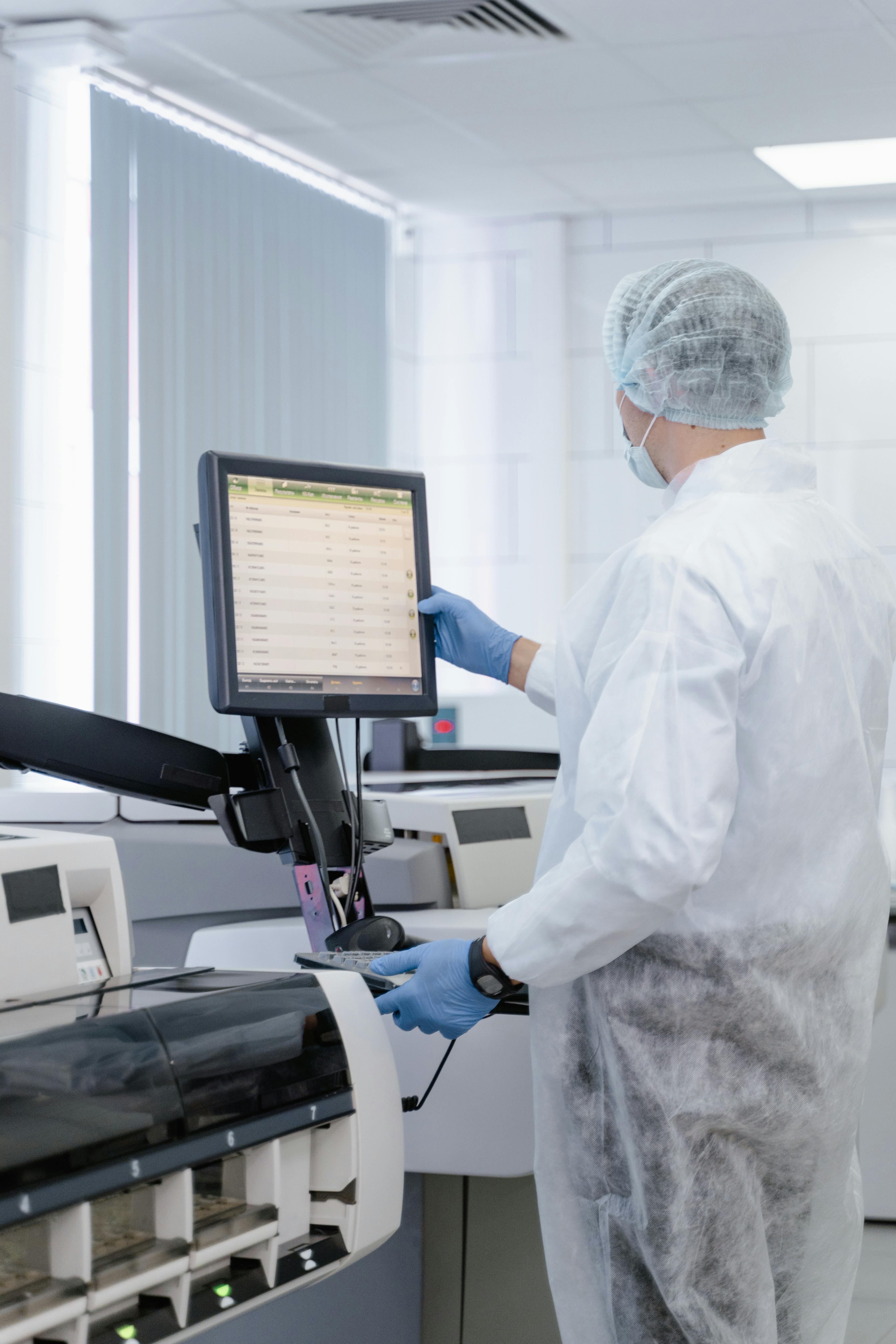 Technicien de laboratoire utilisant un analyseur à écran tactile