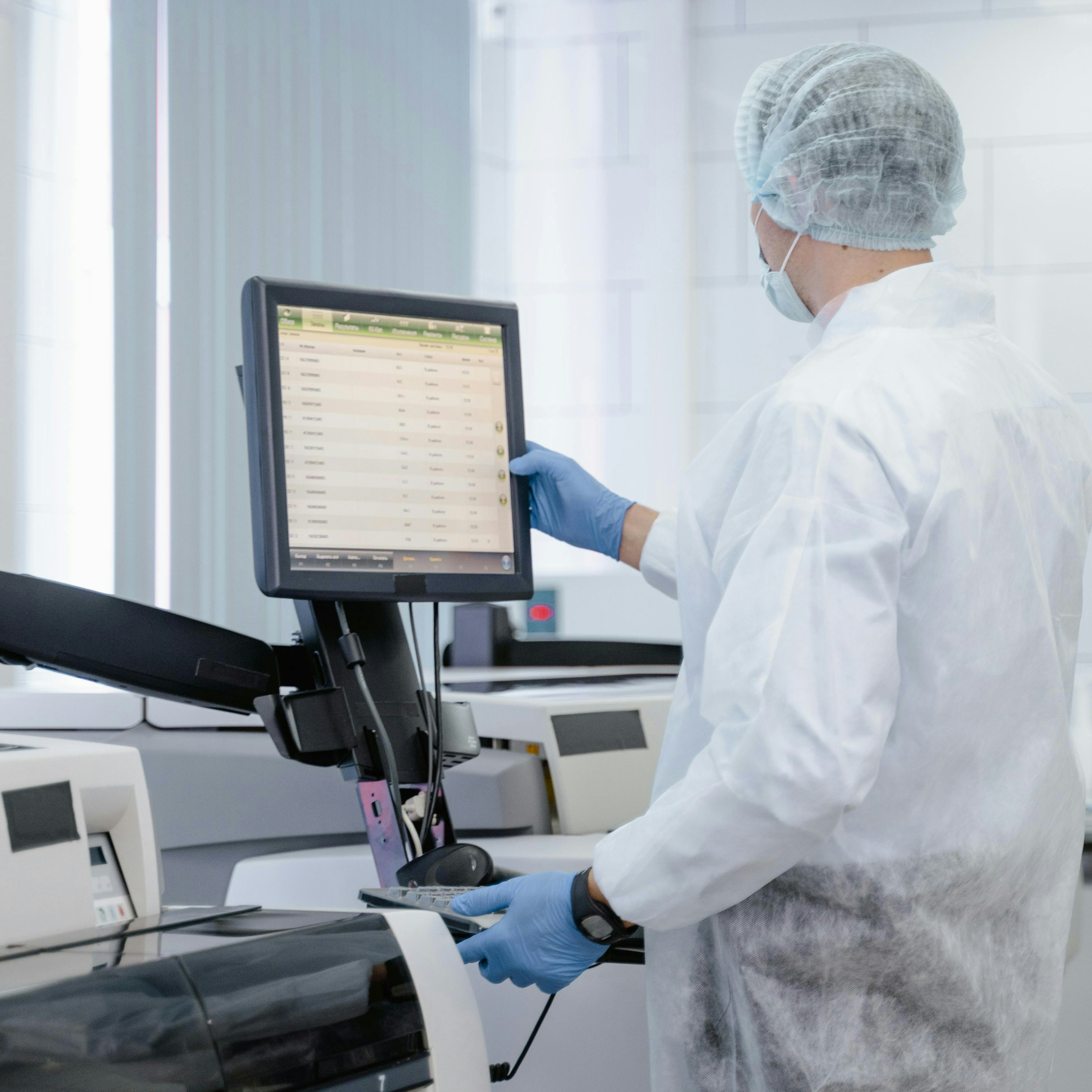 Technicien de laboratoire utilisant un analyseur à écran tactile