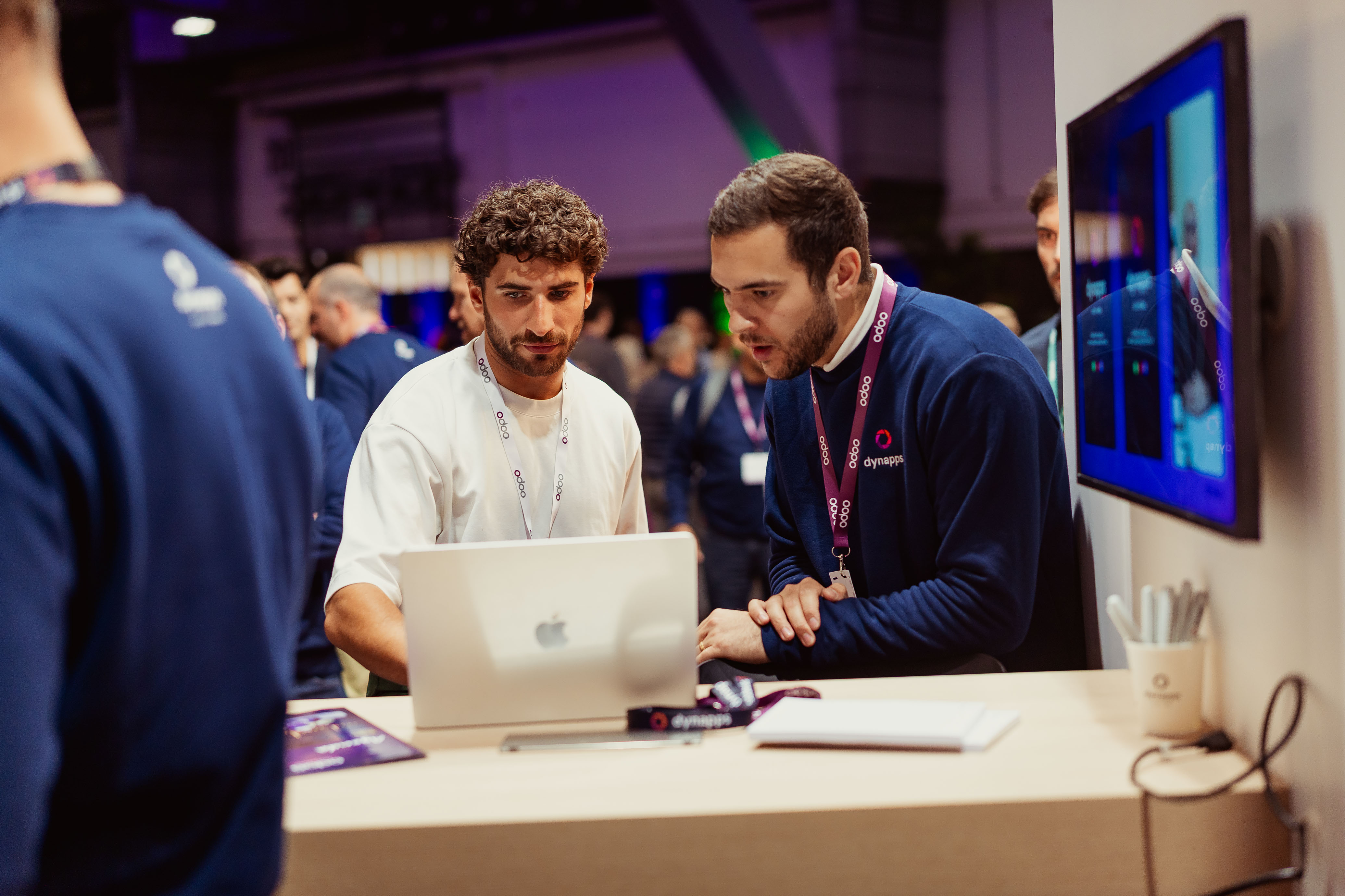 Des visiteurs sur le stand de Dynapps lors d'un événement Odoo