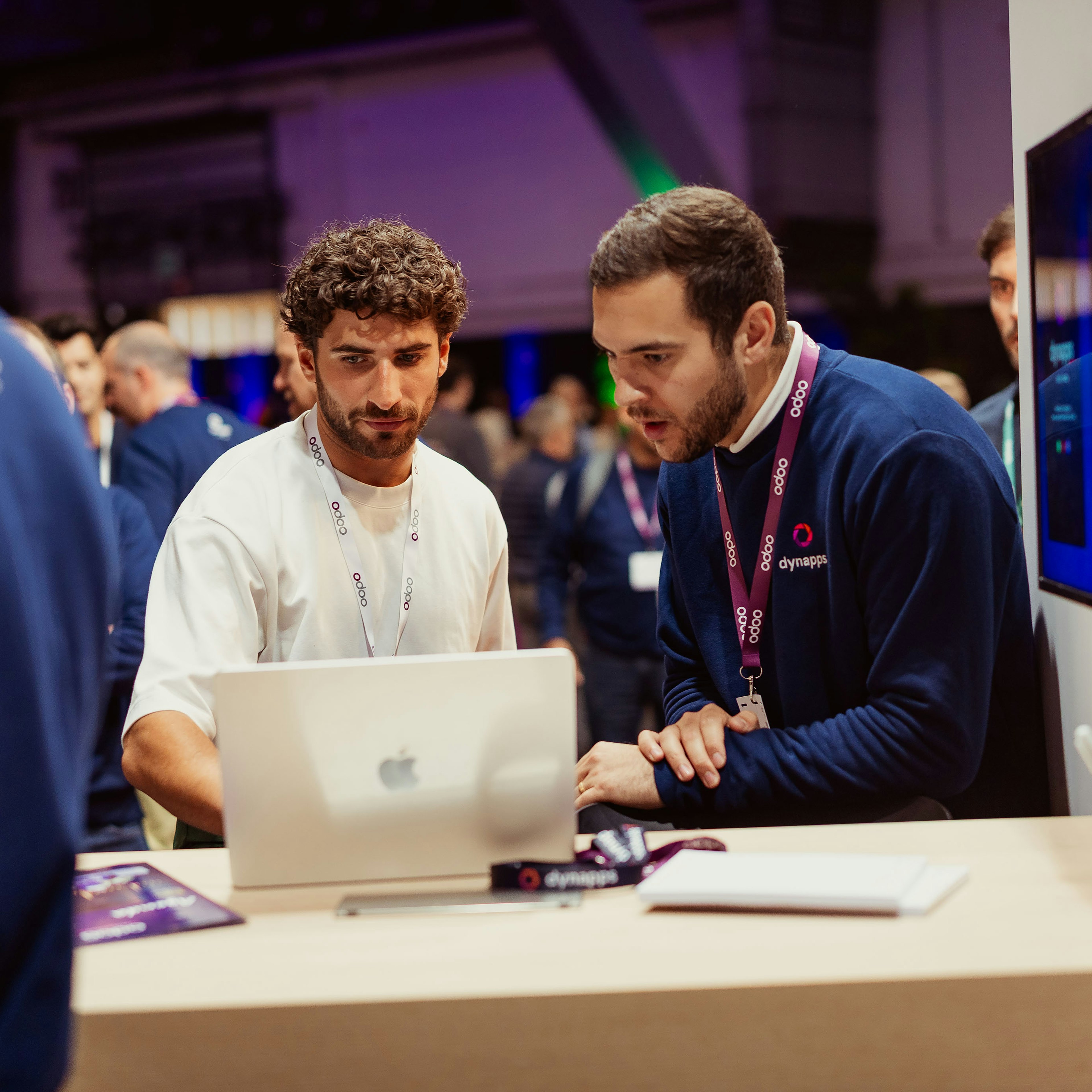 Des visiteurs sur le stand de Dynapps lors d'un événement Odoo