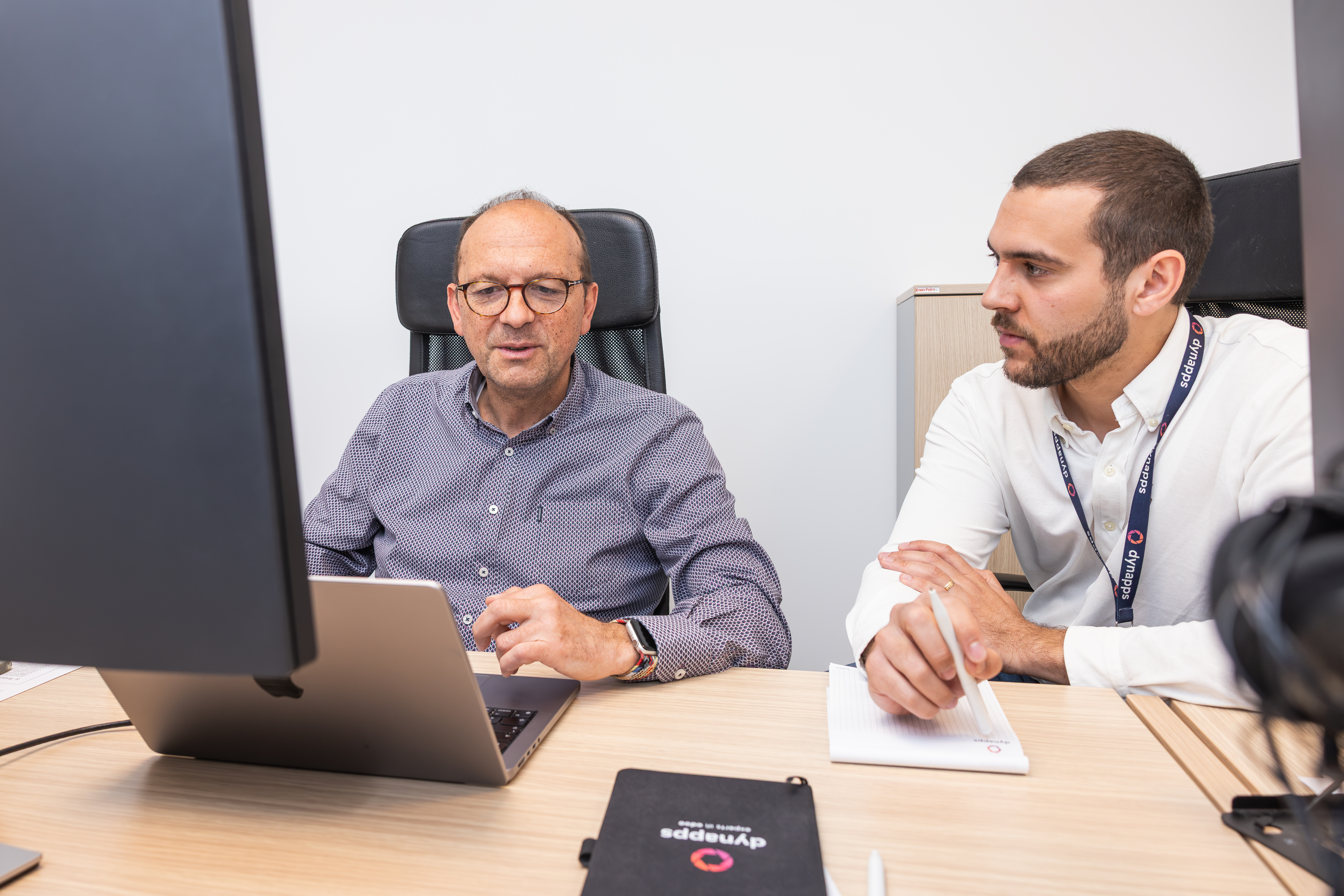 Twee collega’s van Dynapps die het werk op een tablet bekijken