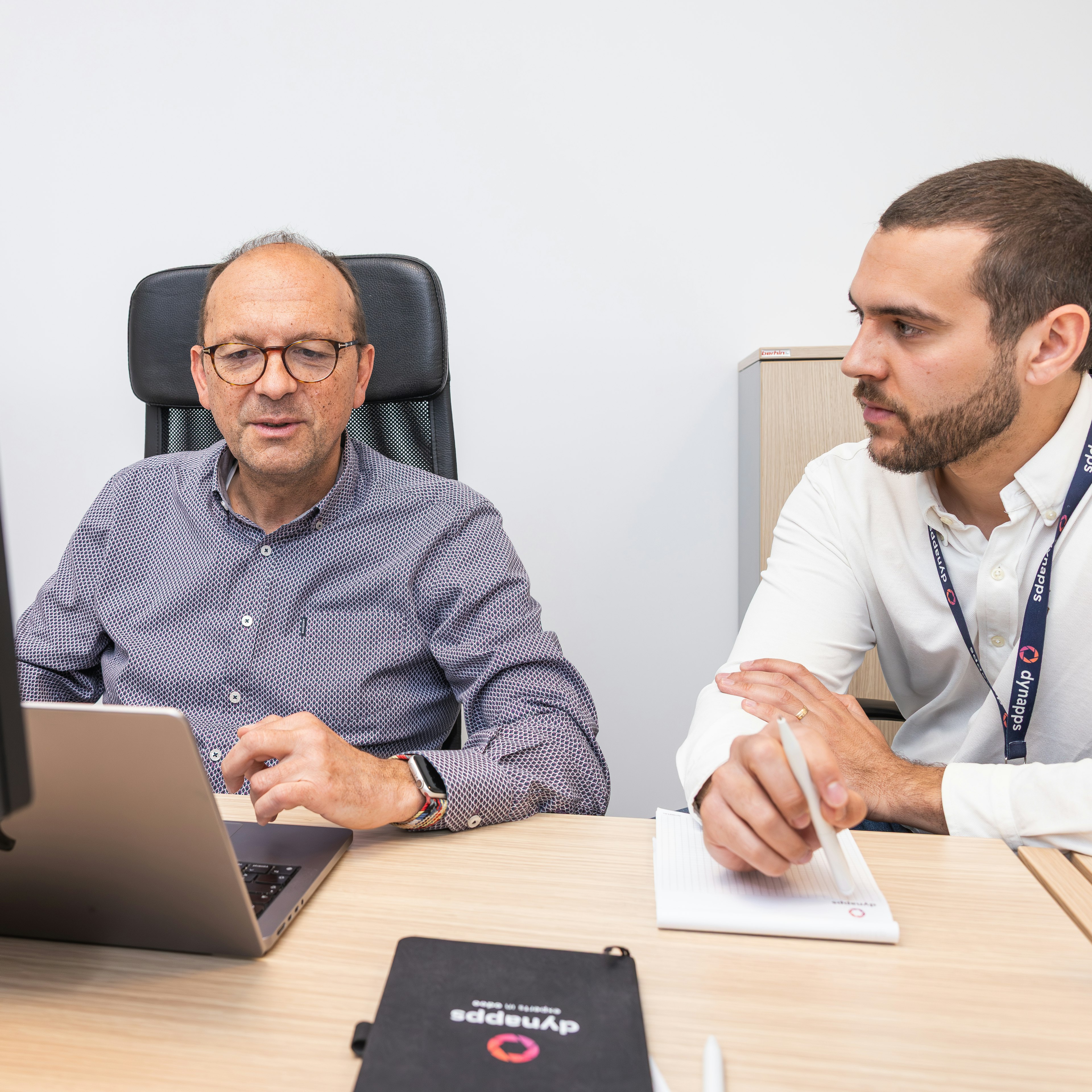 Twee collega’s van Dynapps die het werk op een tablet bekijken