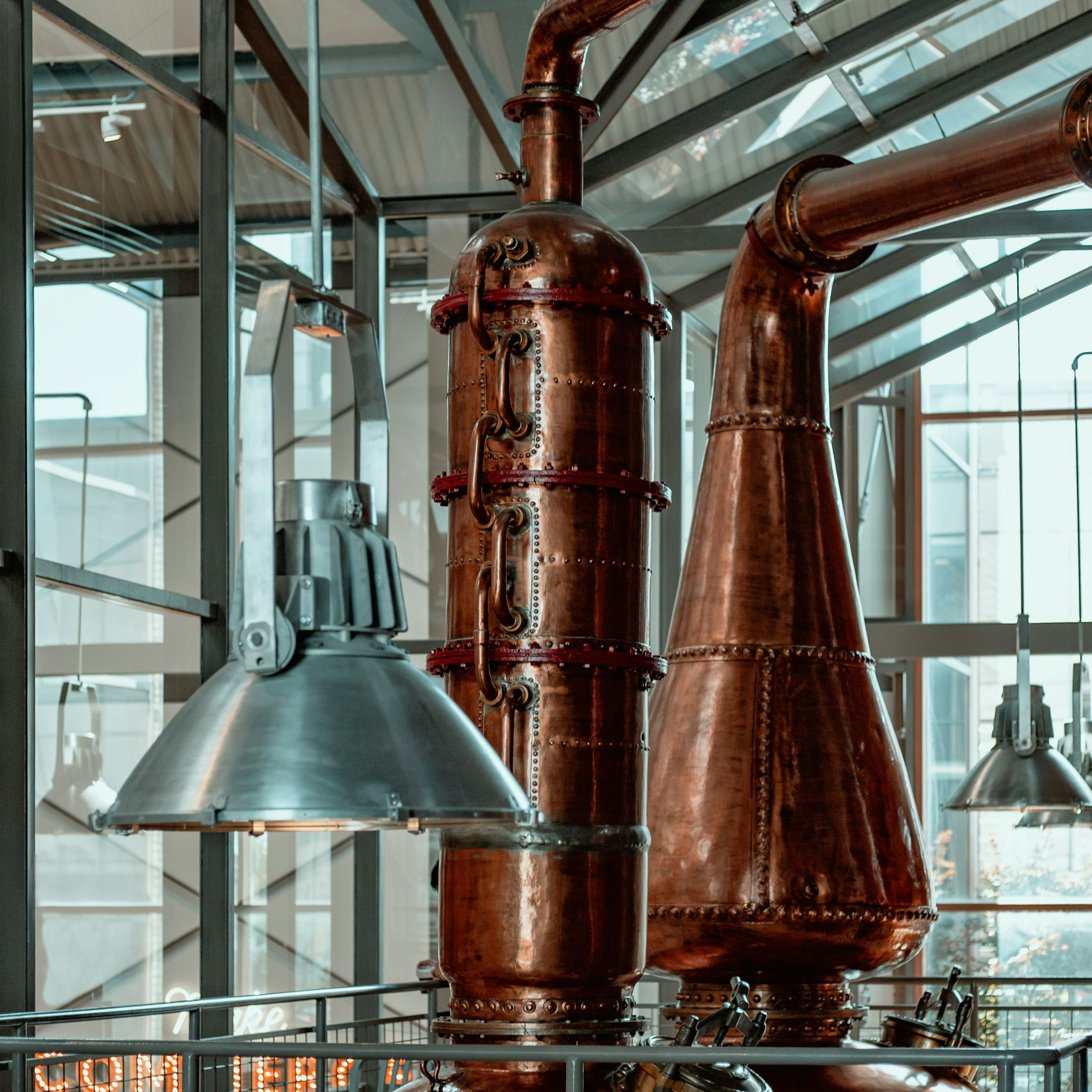 Alambics en cuivre dans une distillerie