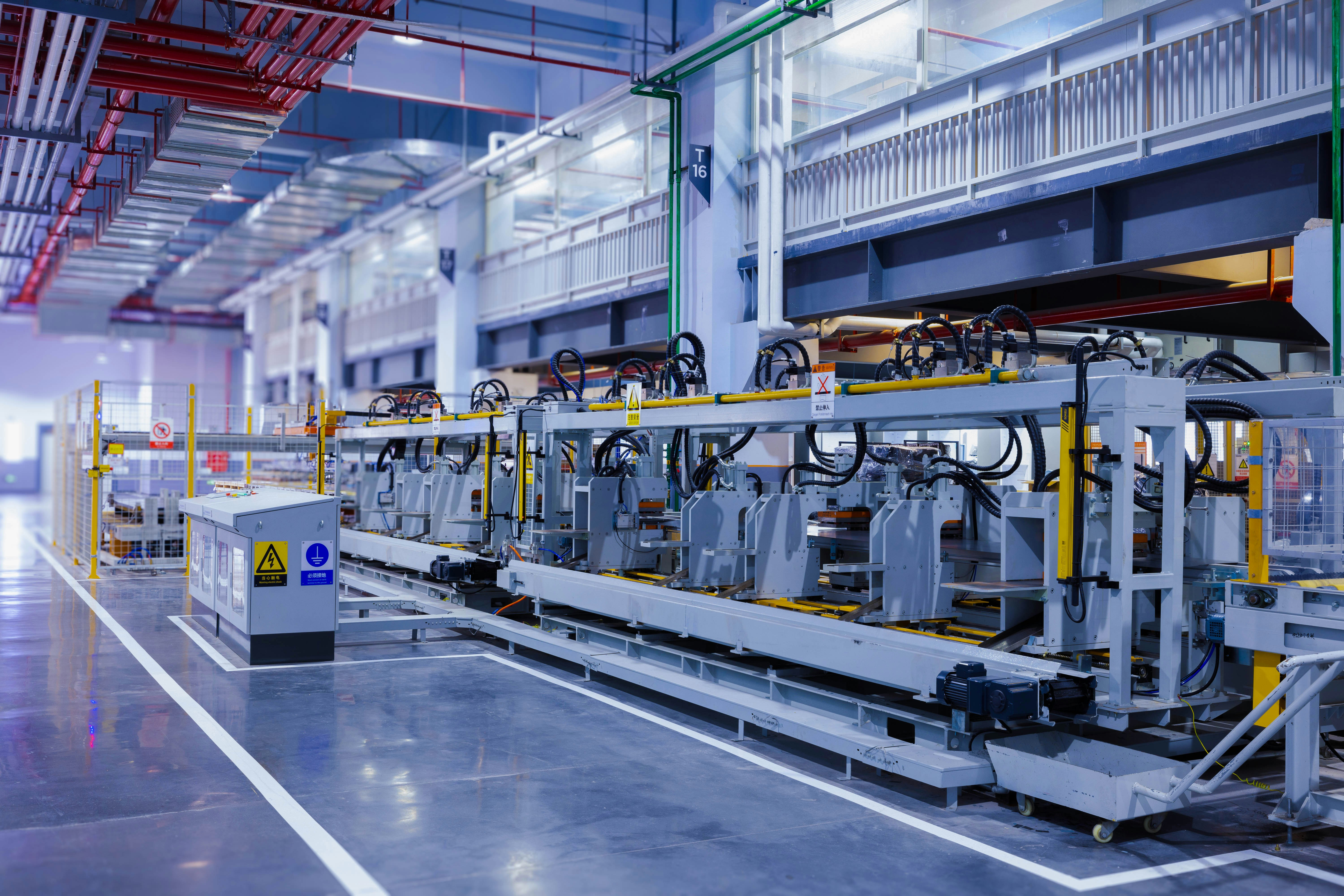 Chaîne de production automatisée dans un atelier de fabrication