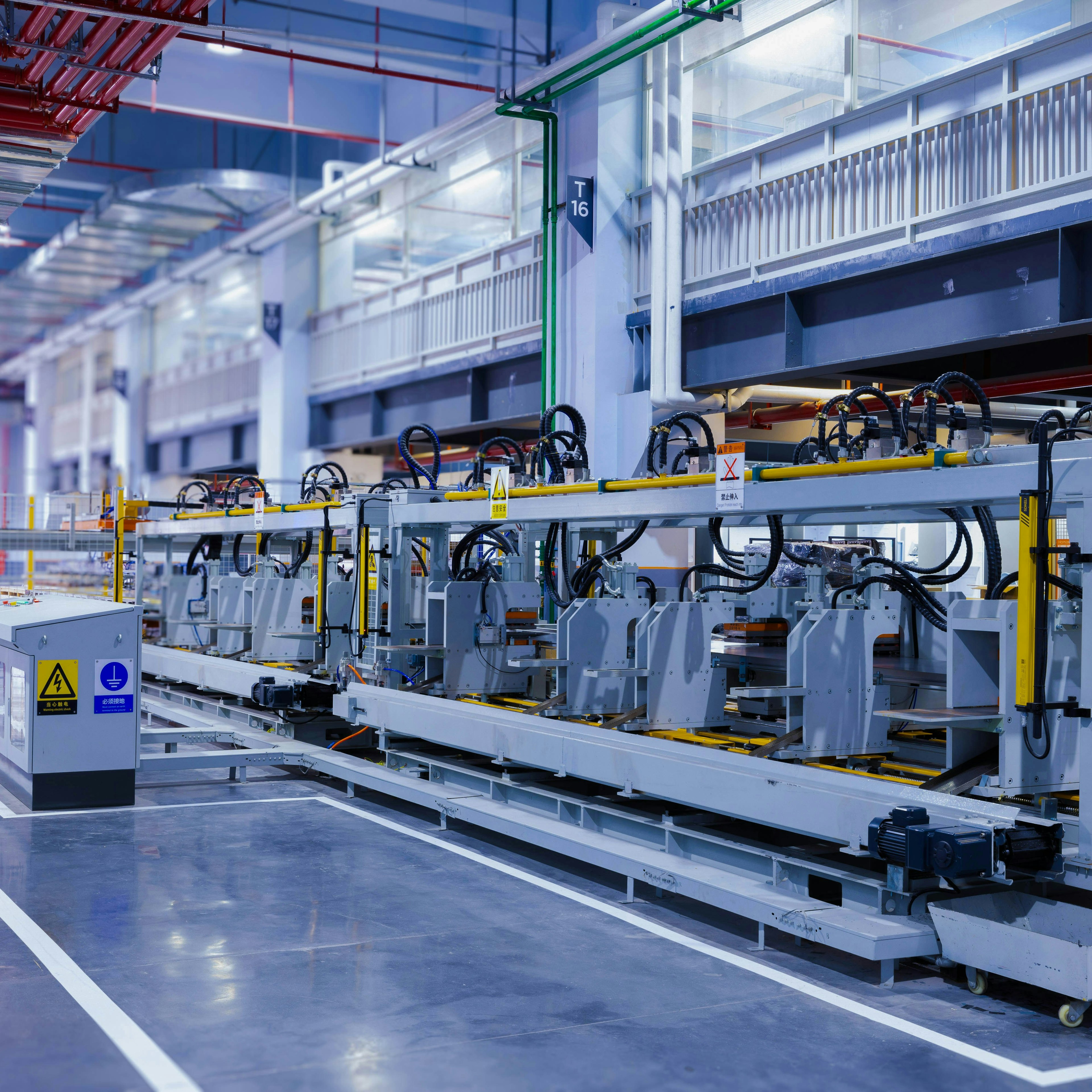 Chaîne de production automatisée dans un atelier de fabrication