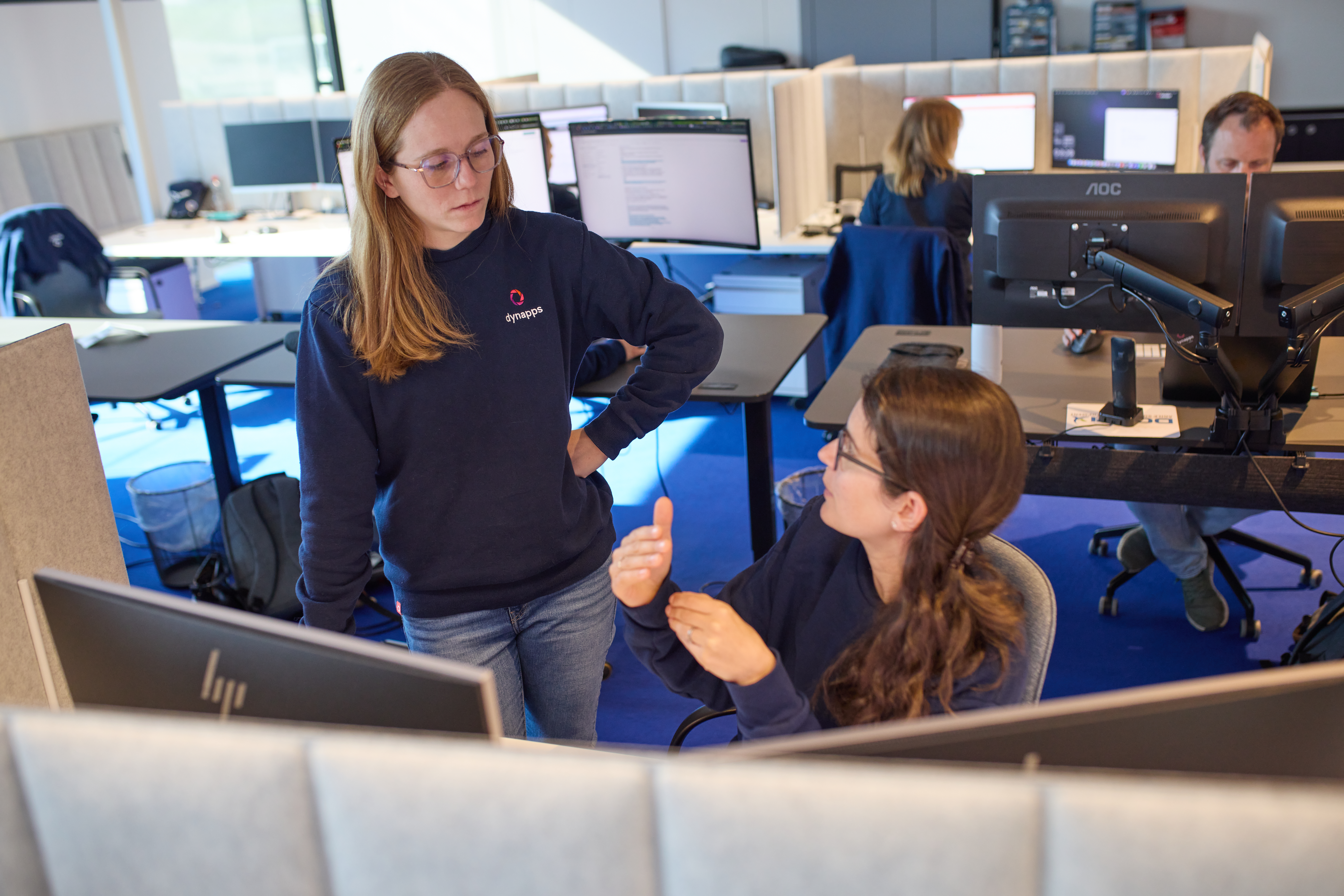 Des consultants de Dynapps en pleine discussion à leur bureau