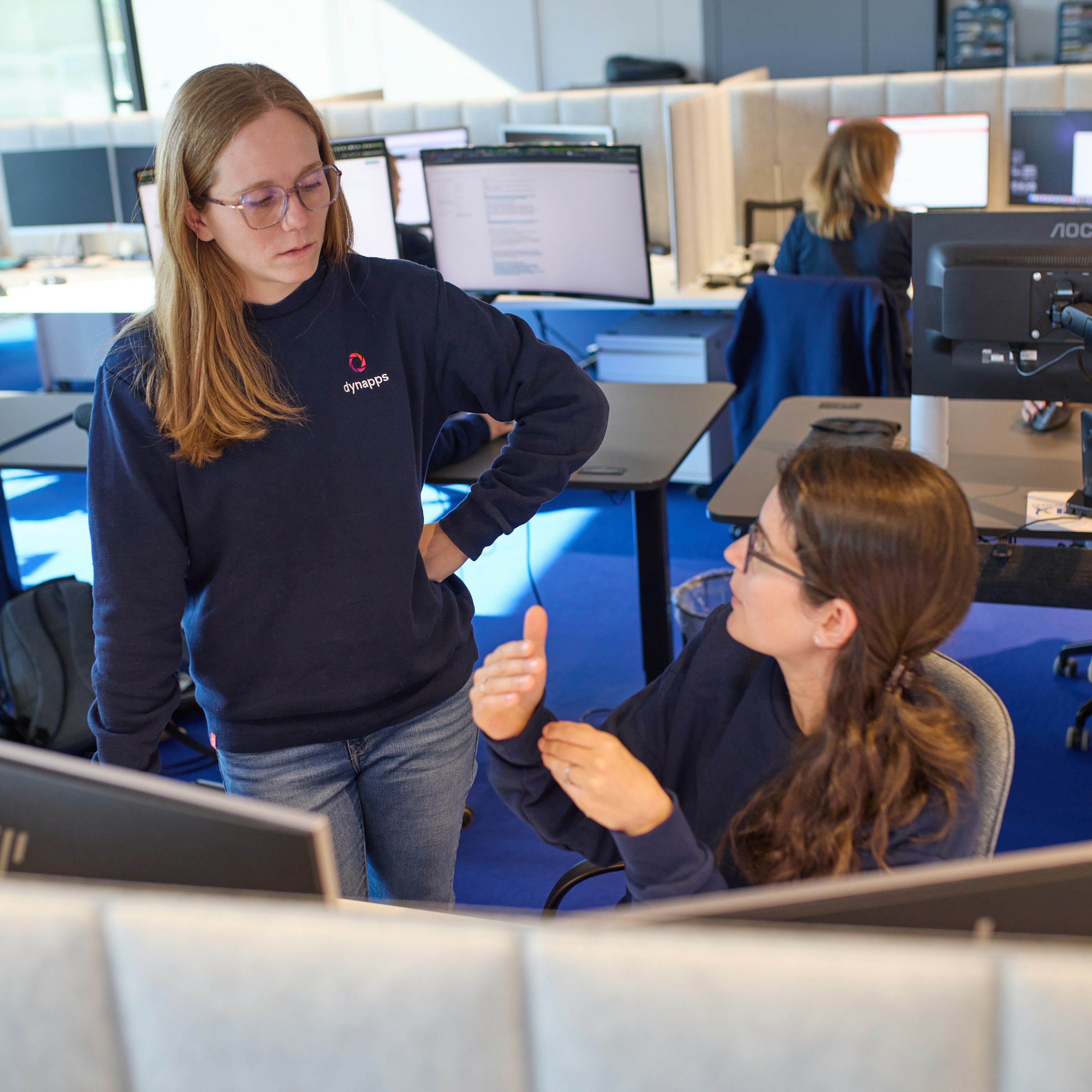 Des consultants de Dynapps en pleine discussion à leur bureau
