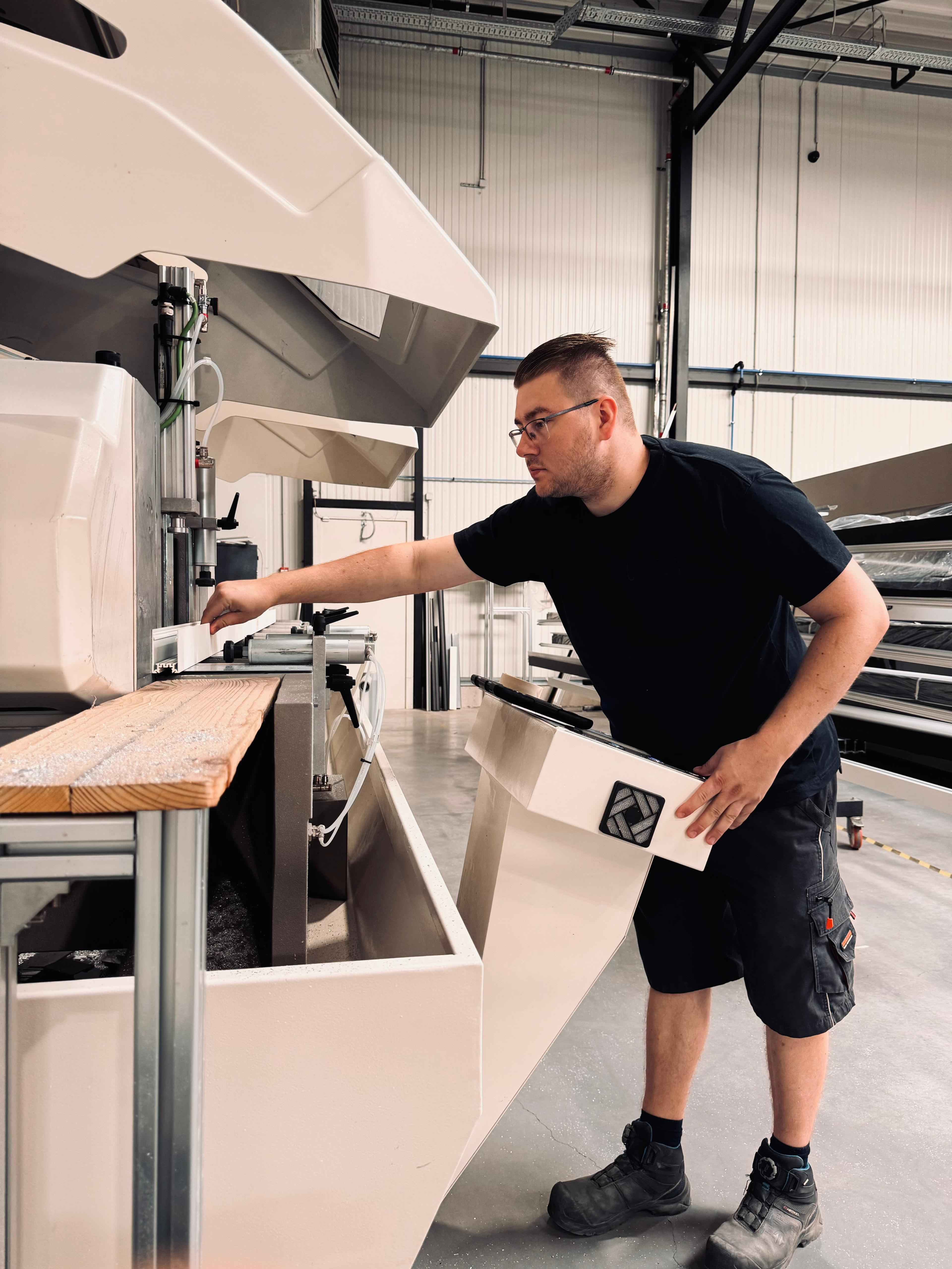 Technicien chargé de l'utilisation d'une machine à bois
