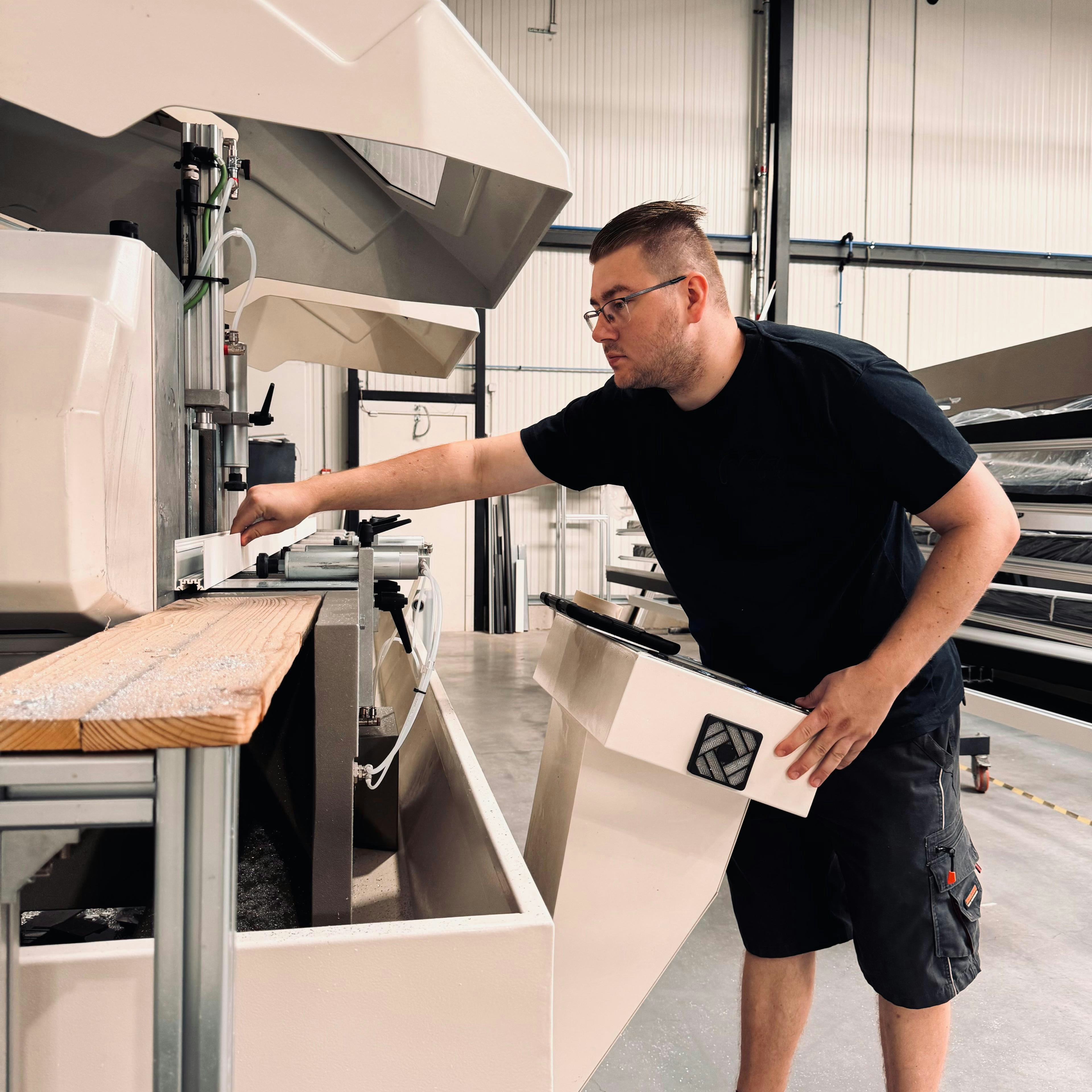 Technicien chargé de l'utilisation d'une machine à bois