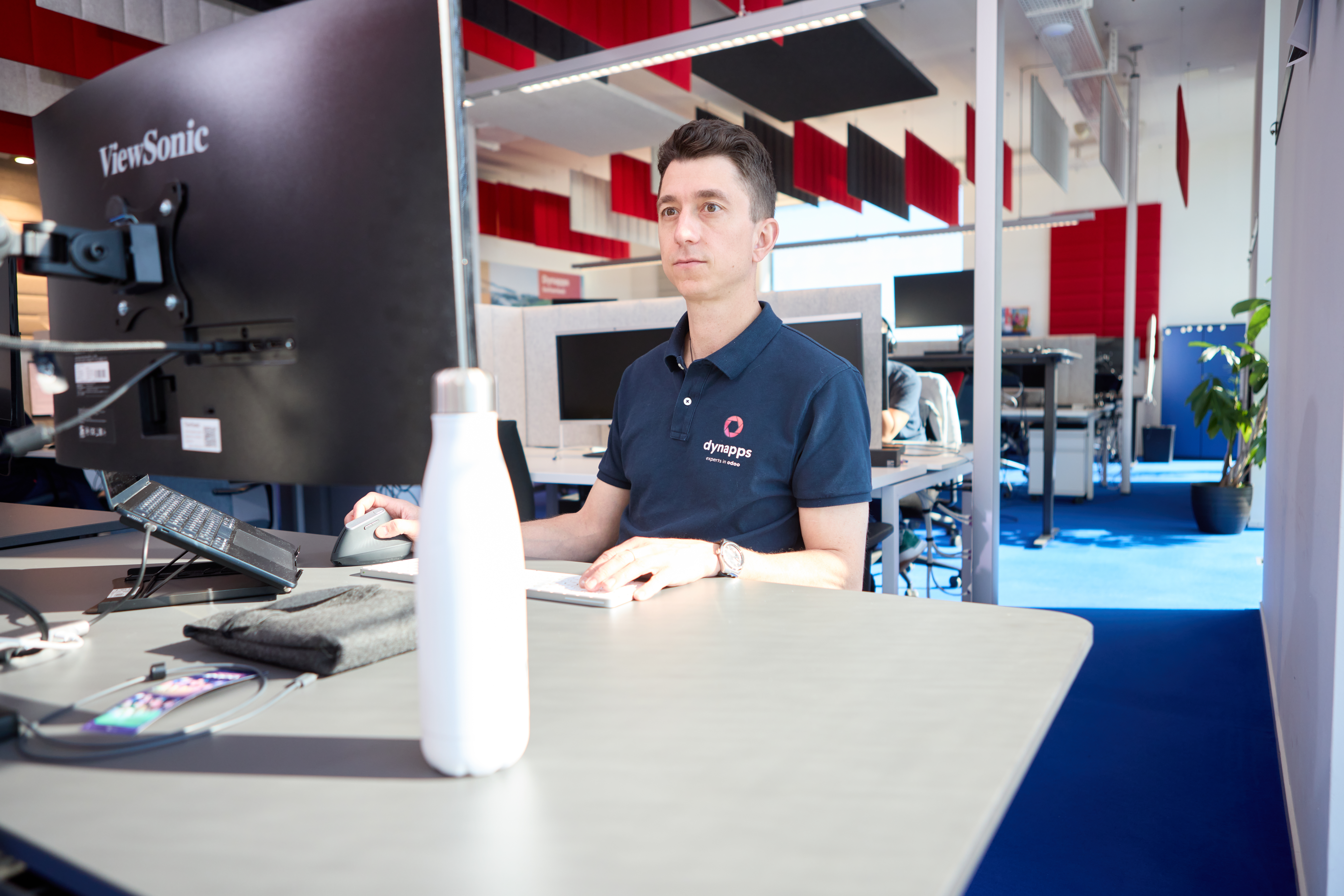 Collaborateur de Dynapps à son bureau dans un espace moderne