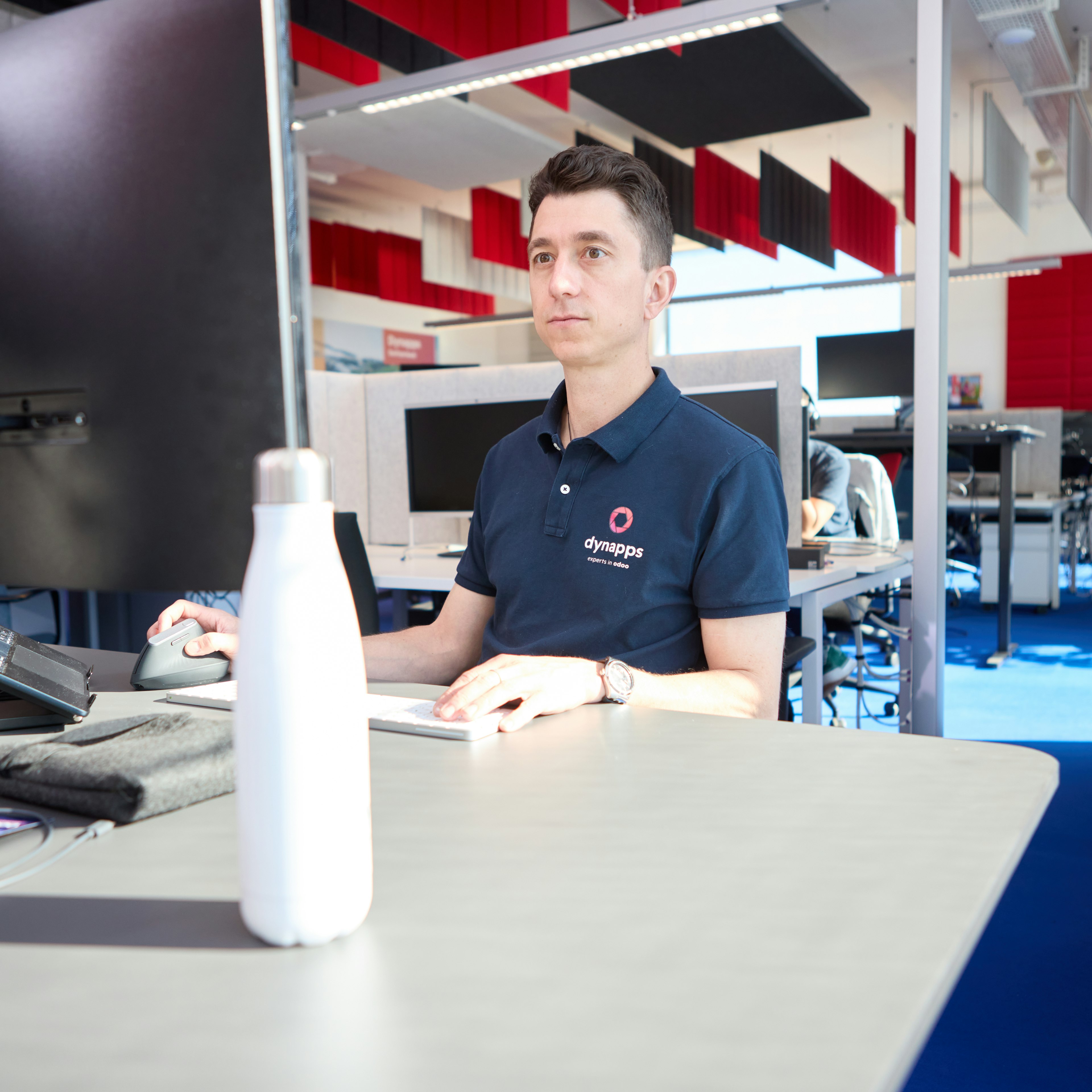 Collaborateur de Dynapps à son bureau dans un espace moderne