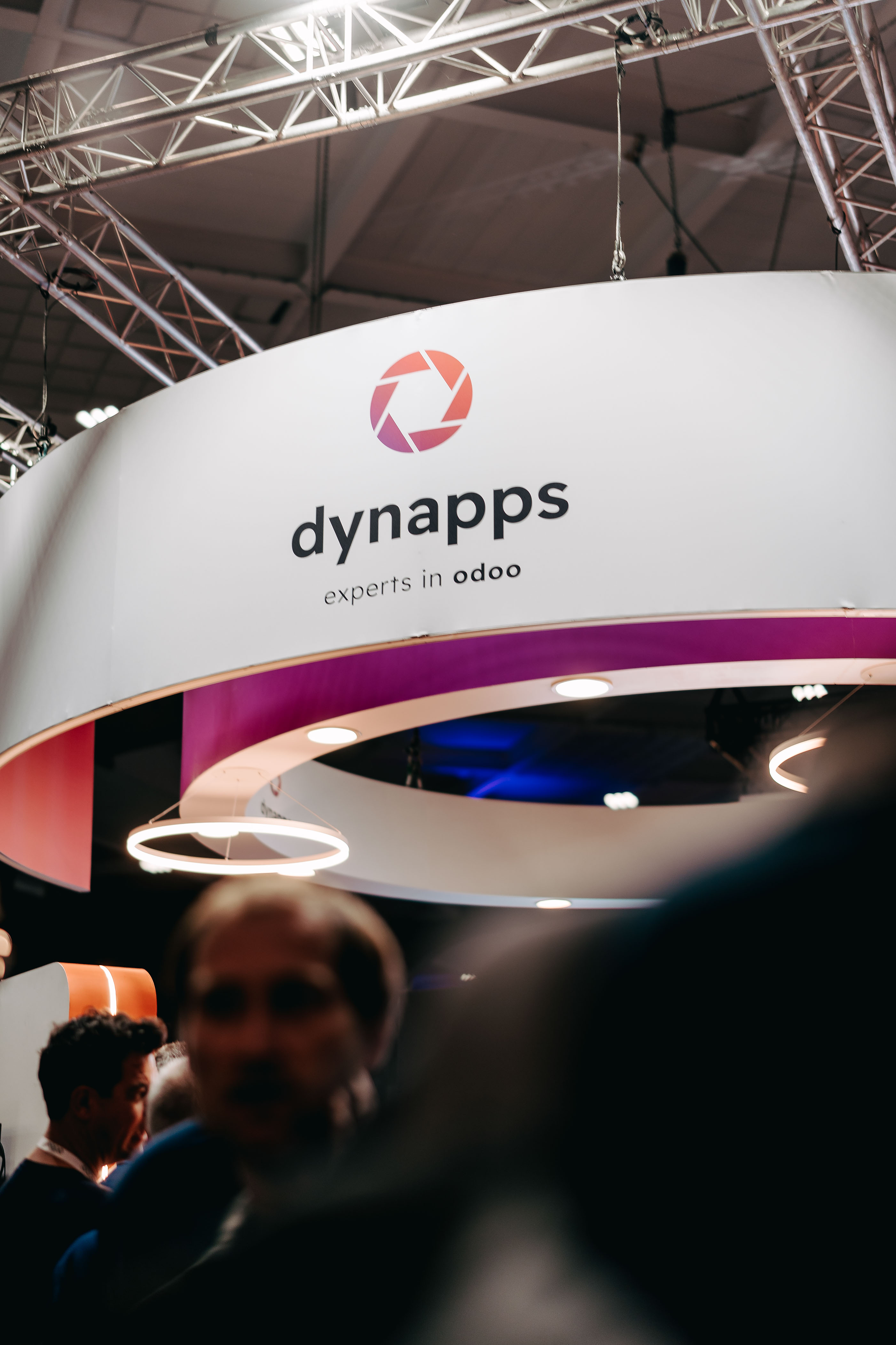 Bannière « Circular Dynapps, experts en Odoo » au-dessus du stand
