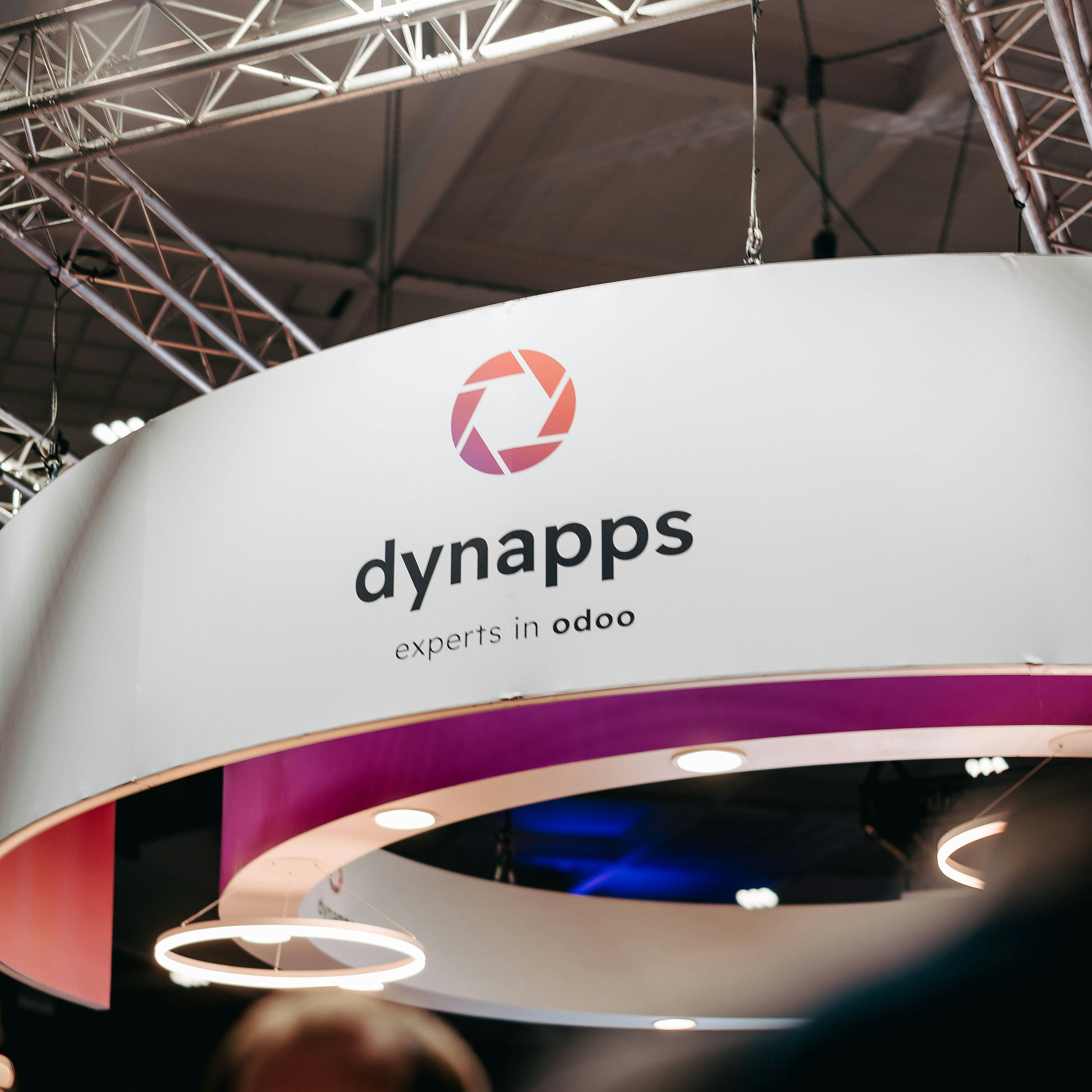 Bannière « Circular Dynapps, experts en Odoo » au-dessus du stand