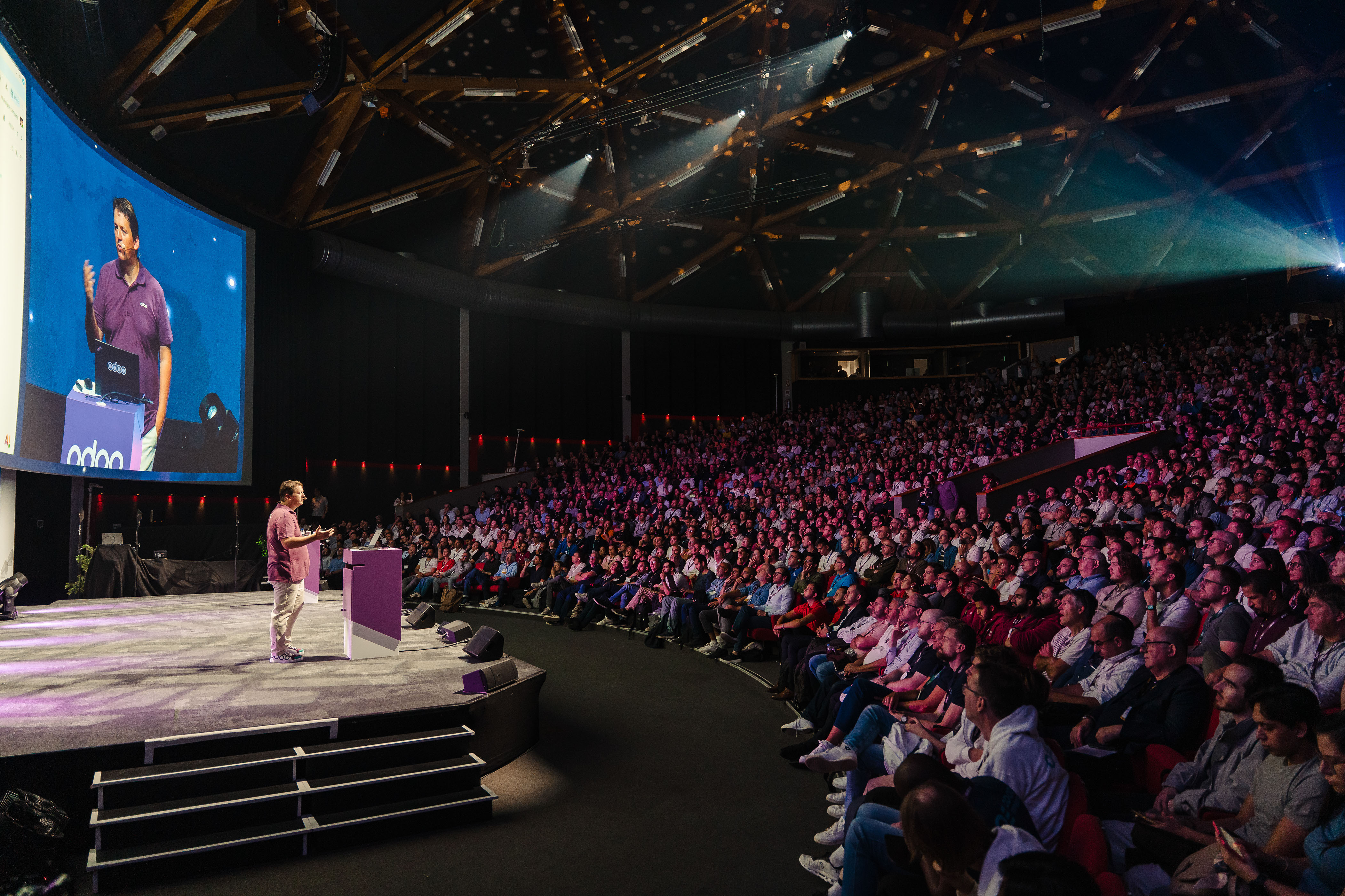 Une salle comble assiste à la conférence d'ouverture de l'Odoo Experience
