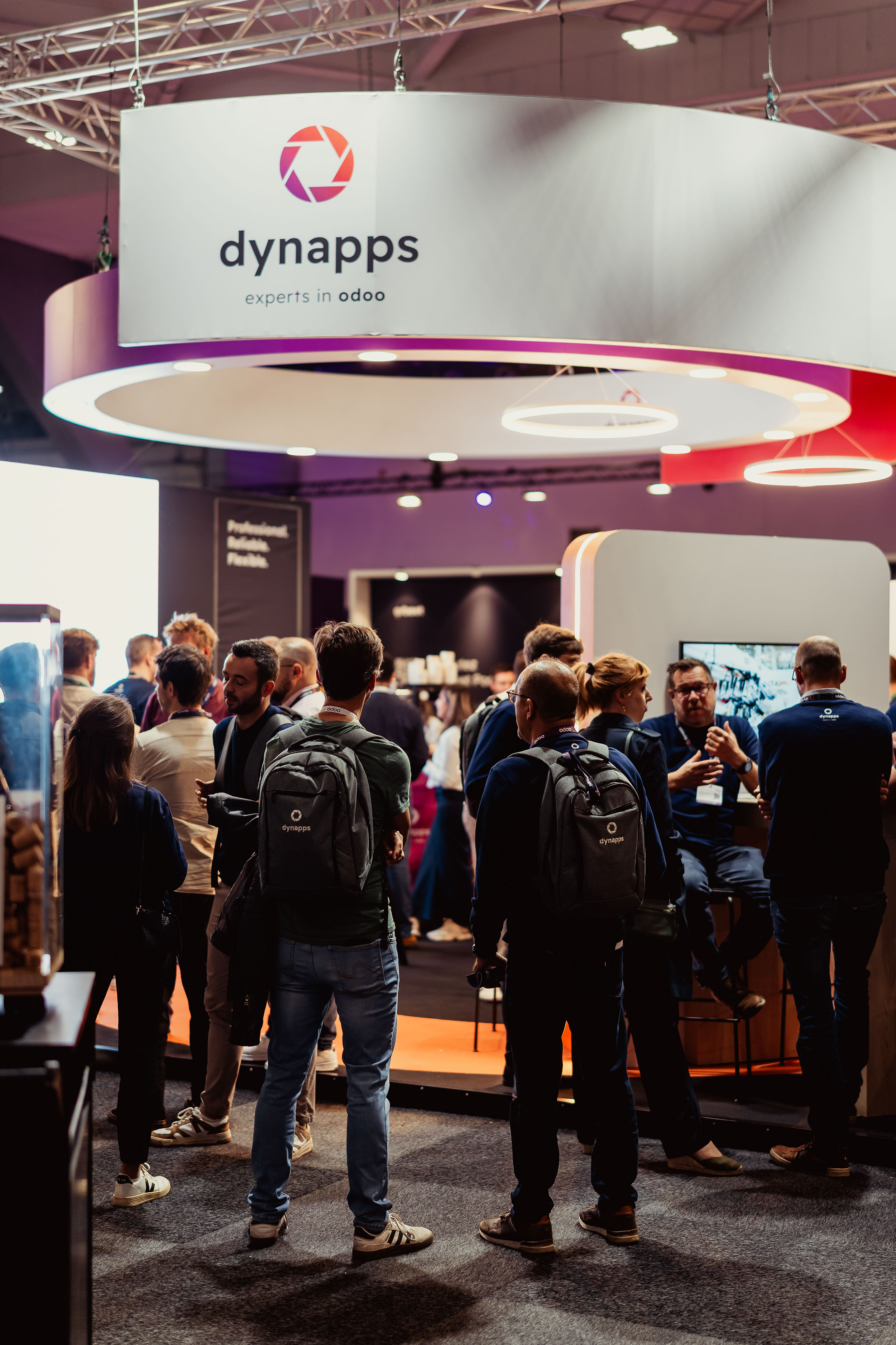 Une foule se rassemble sur le stand de Dynapps lors de l'Odoo Experience