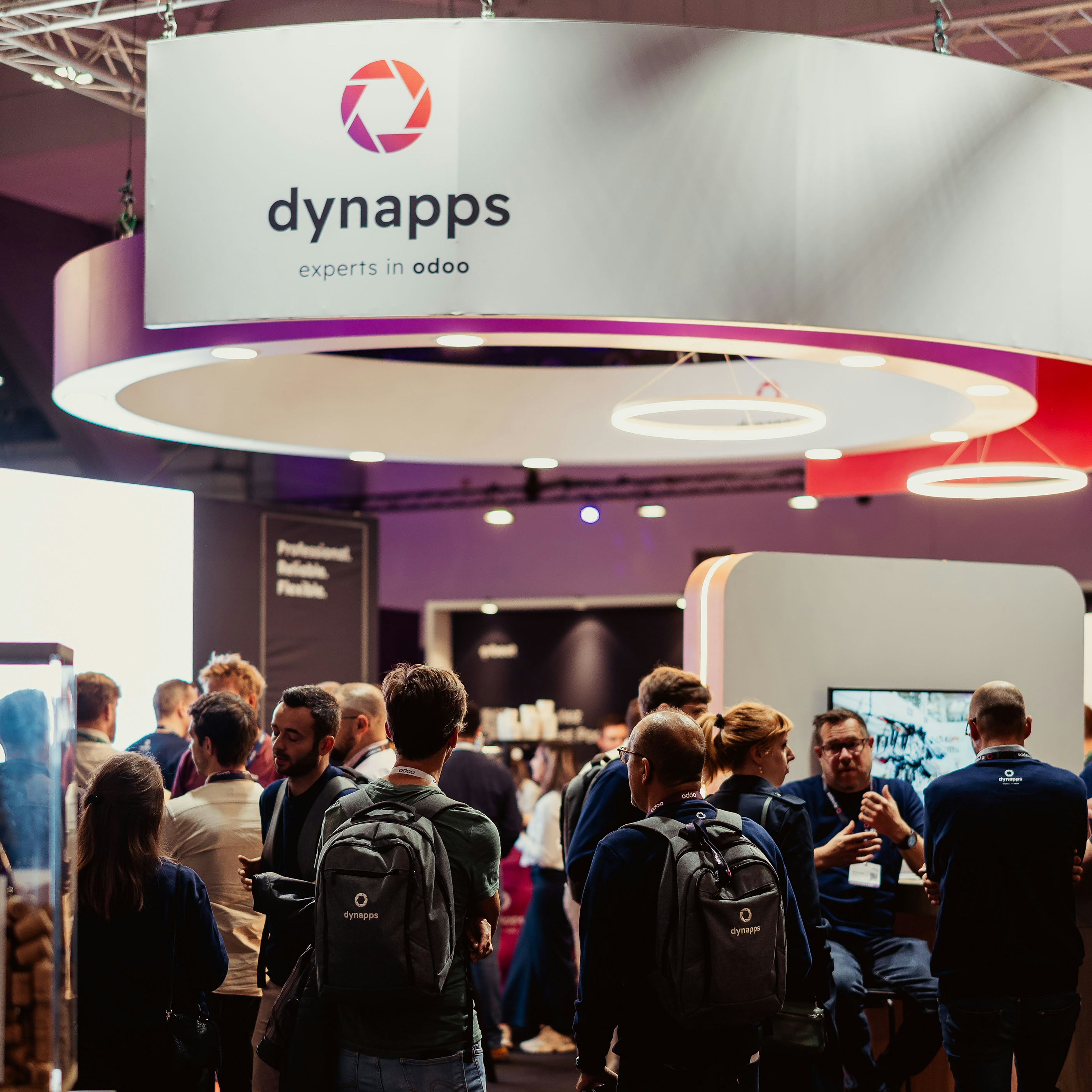 Une foule se rassemble sur le stand de Dynapps lors de l'Odoo Experience
