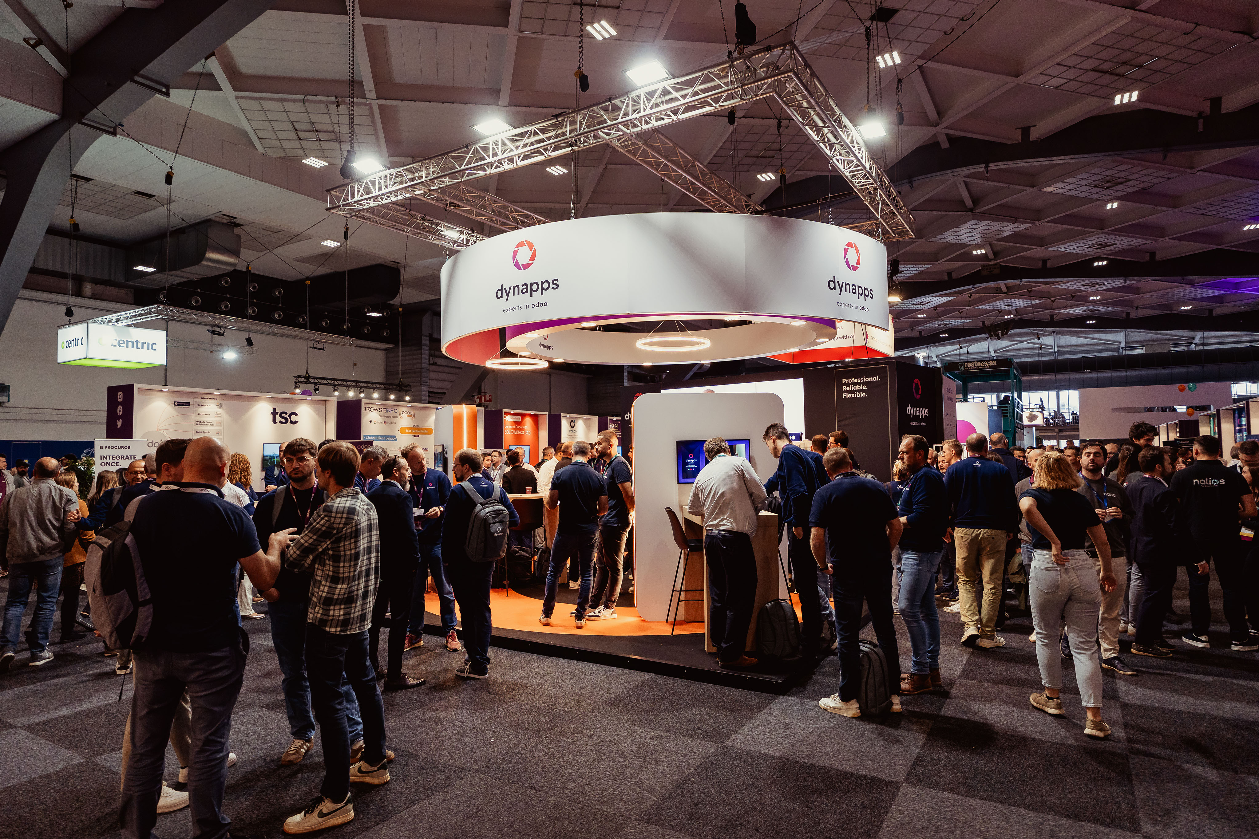 Le stand très fréquenté de Dynapps attire une foule nombreuse