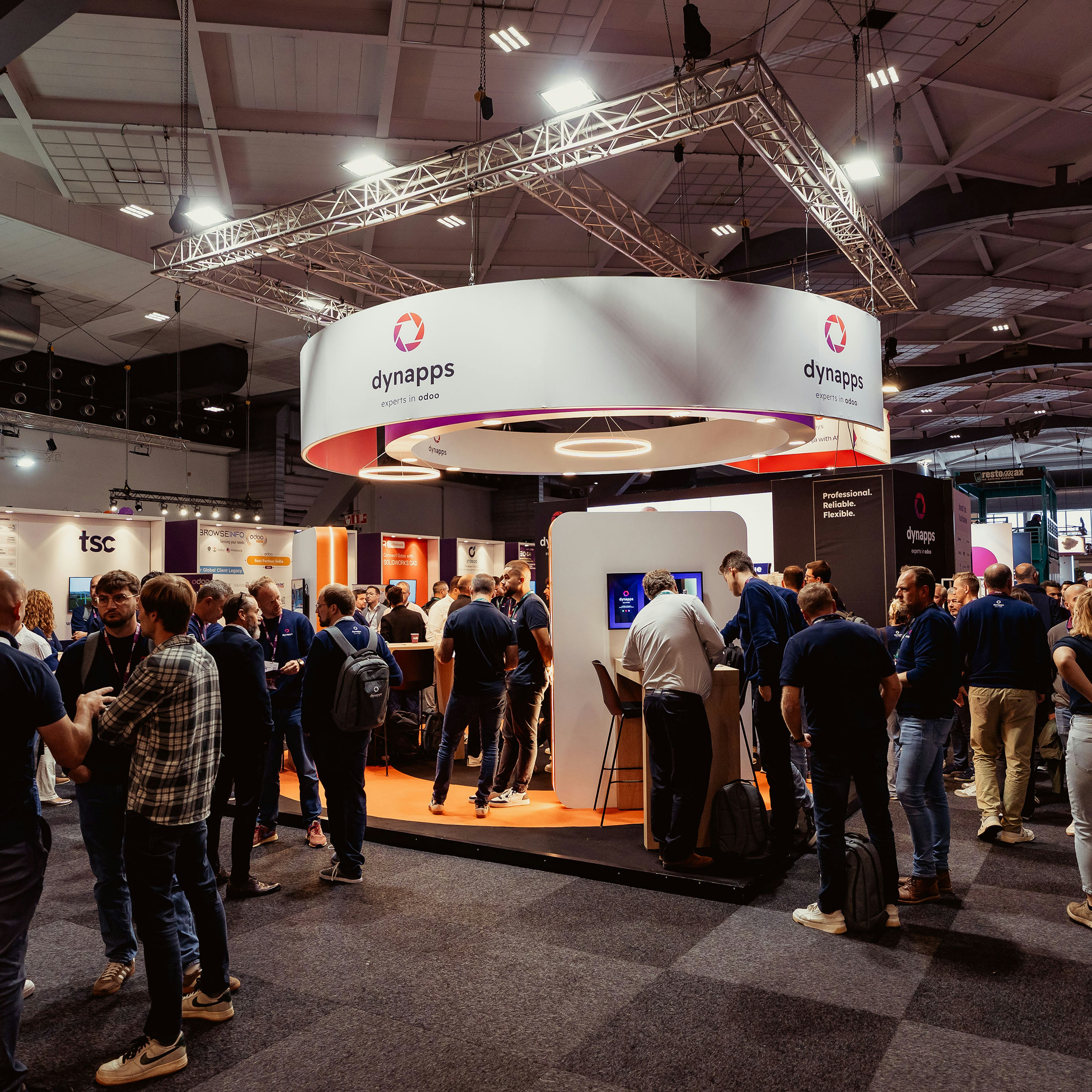 Le stand très fréquenté de Dynapps attire une foule nombreuse